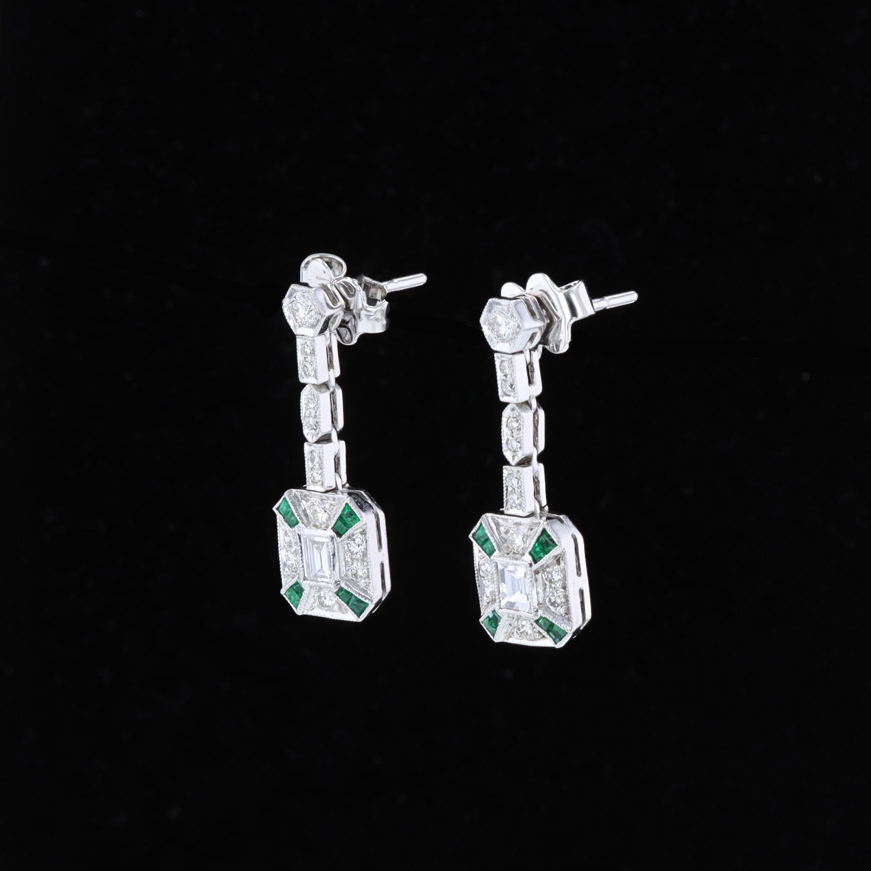 18 Karat Smaragd- und Diamant-Ohrringe (Art déco) im Angebot