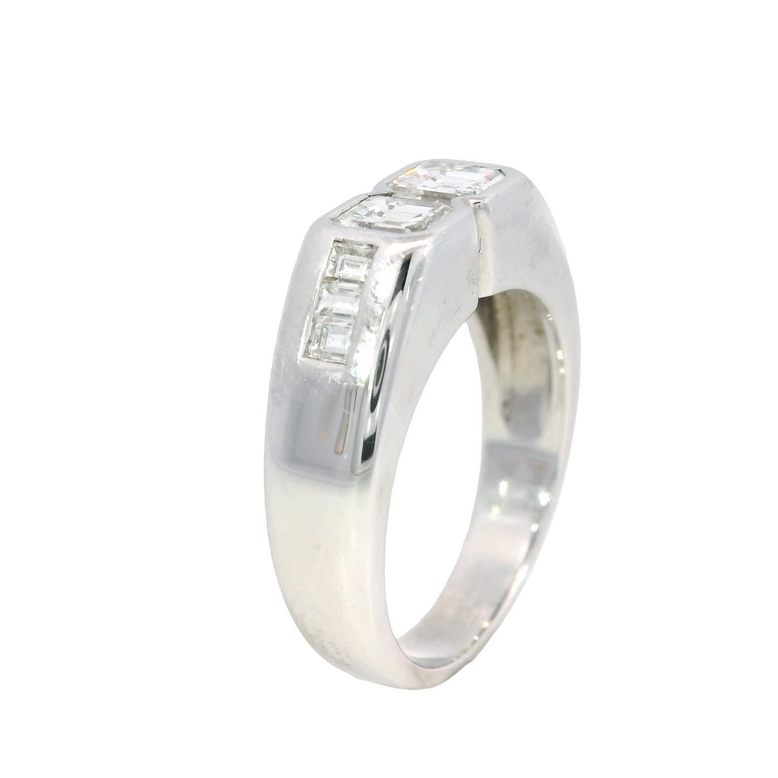 Anello vintage in oro bianco italiano con diamante taglio smeraldo 18 carati, misura 7 

Questo elegante anello presenta due diamanti bianchi da ~.63ct per un totale di ~1.26ctw al centro, ciascuno con un taglio misto che ne evidenzia la chiarezza e