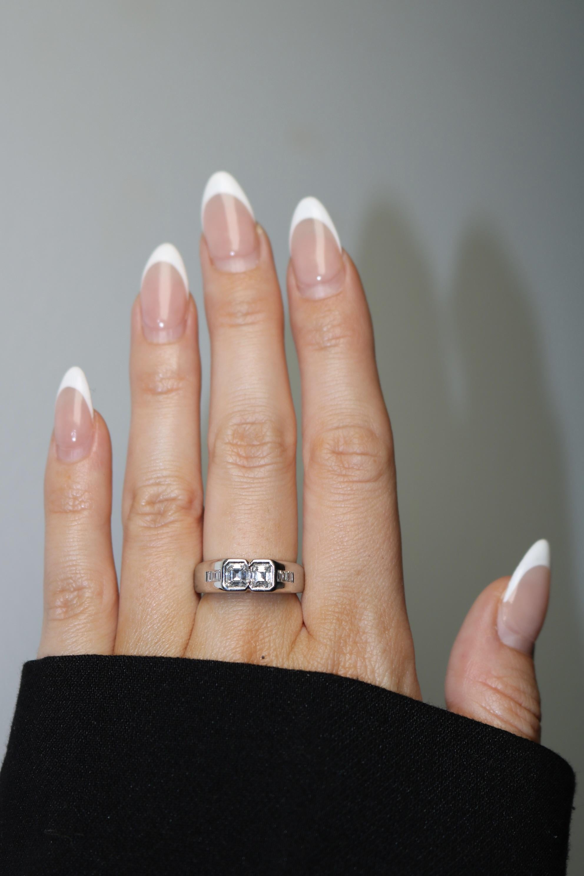 Moderno Anello vintage in oro bianco italiano con diamante taglio smeraldo 18 carati, misura 7 in vendita