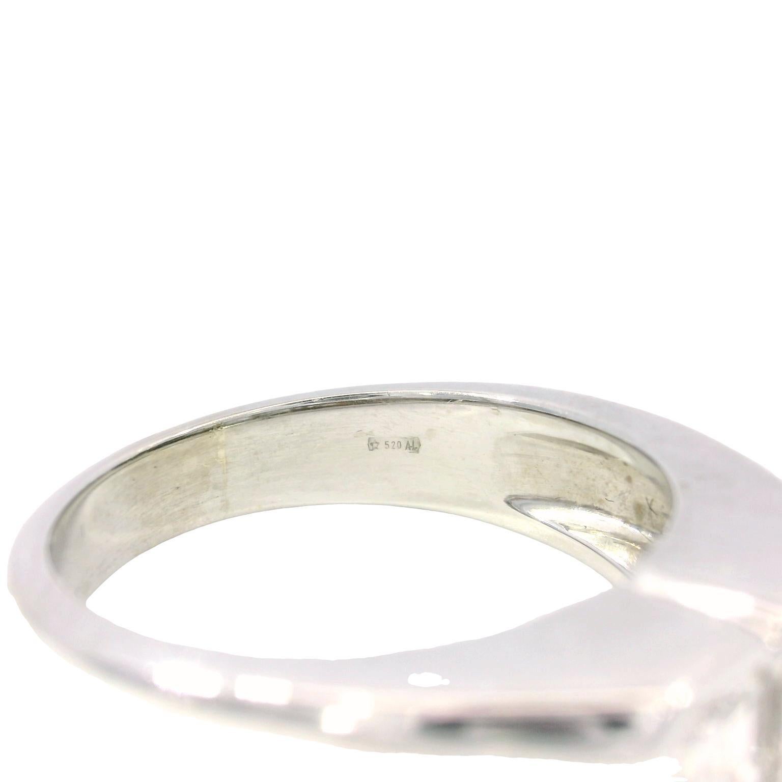Anello vintage in oro bianco italiano con diamante taglio smeraldo 18 carati, misura 7 in vendita 1
