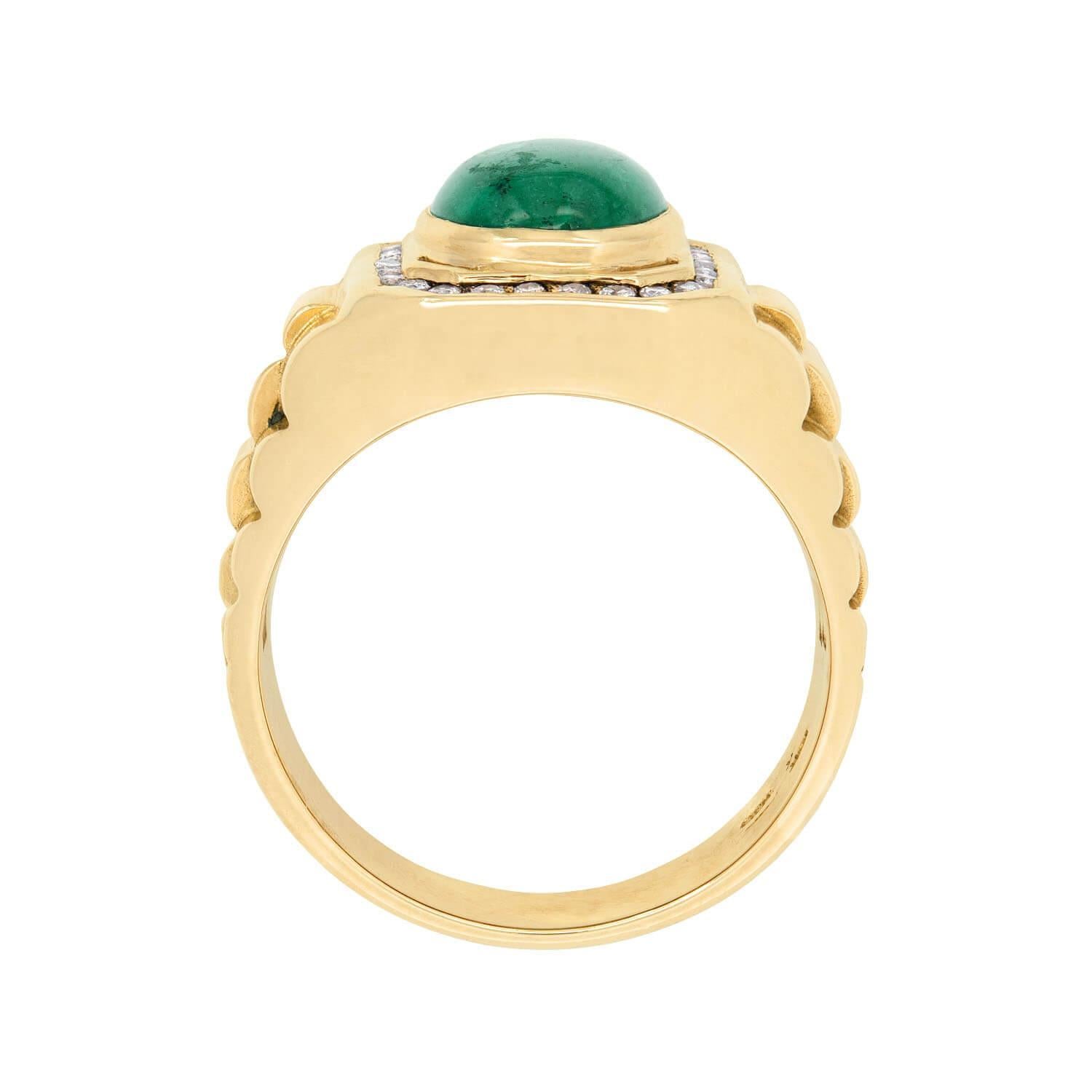Une bague en émeraude vintage absolument exceptionnelle datant des années 1960 ! La bague, réalisée en 18 carats, est ornée d'un superbe cabochon central en émeraude, serti dans un chaton. La pierre a une couleur verte luxuriante et un poids
