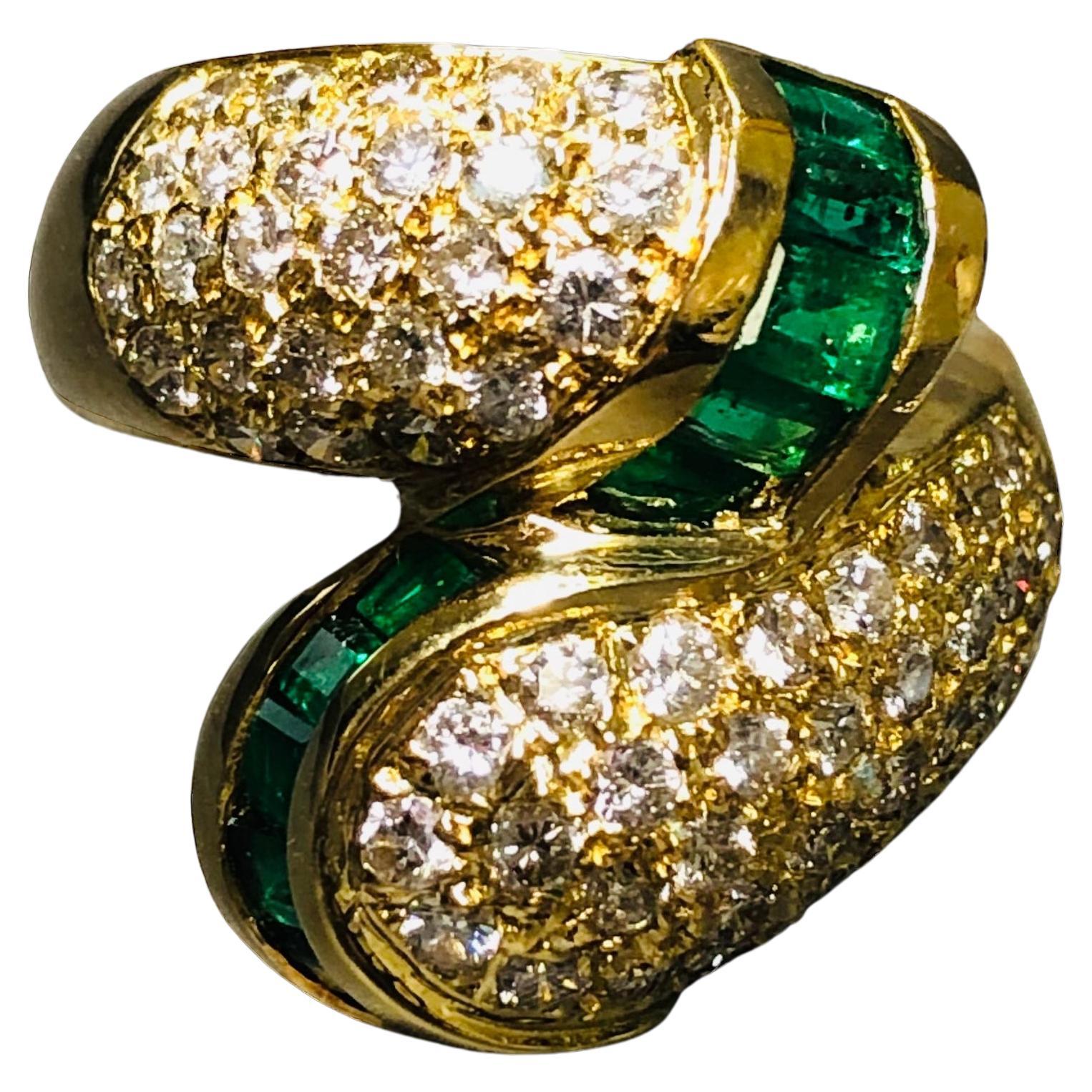 Grande bague cocktail bypass vintage 18 carats avec émeraude pavée et diamants 4,30 cttw Taille 7,75