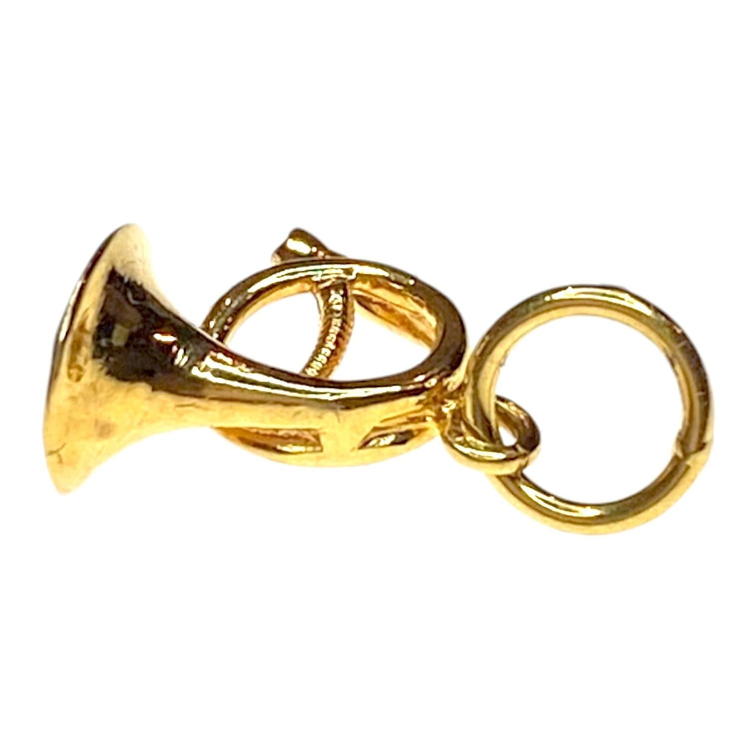 da uomo o donna Charm a forma di corno francese d'epoca in 18 carati in vendita