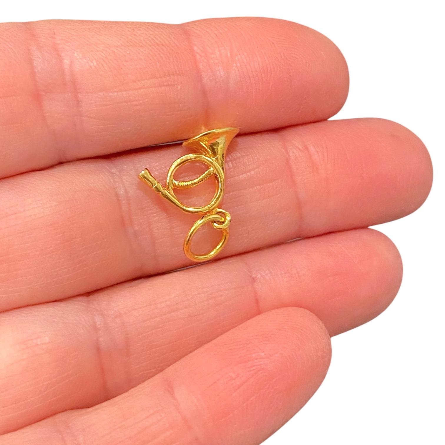 Charm a forma di corno francese d'epoca in 18 carati in vendita 2