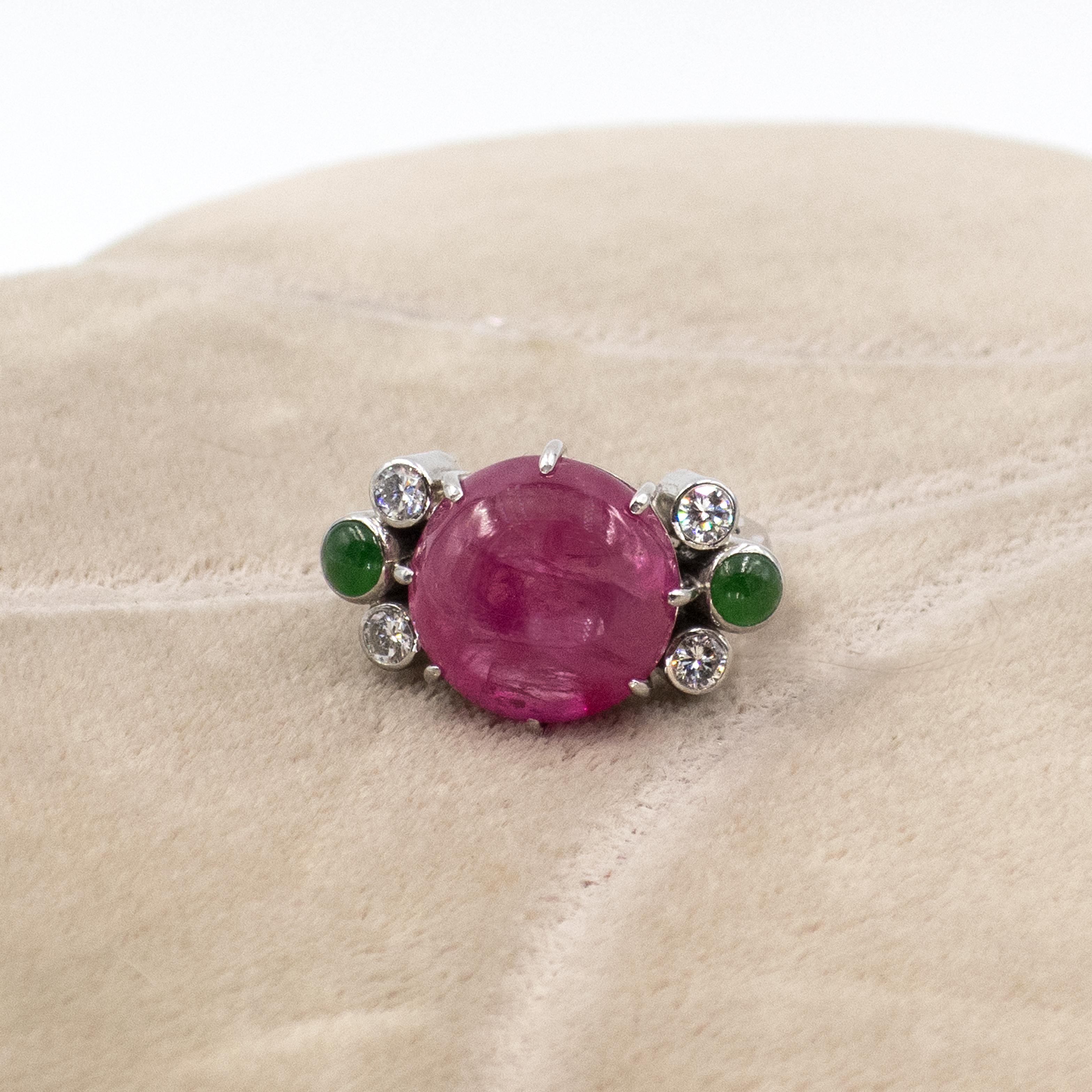 Anillo de cóctel vintage de oro blanco de 18 quilates con un cabujón doble de zafiro rosa de color rosa violáceo certificado por el GIA de 14,84 quilates engastado con seguridad con 8 garras. A ambos lados hay diamantes engastados y turmalina