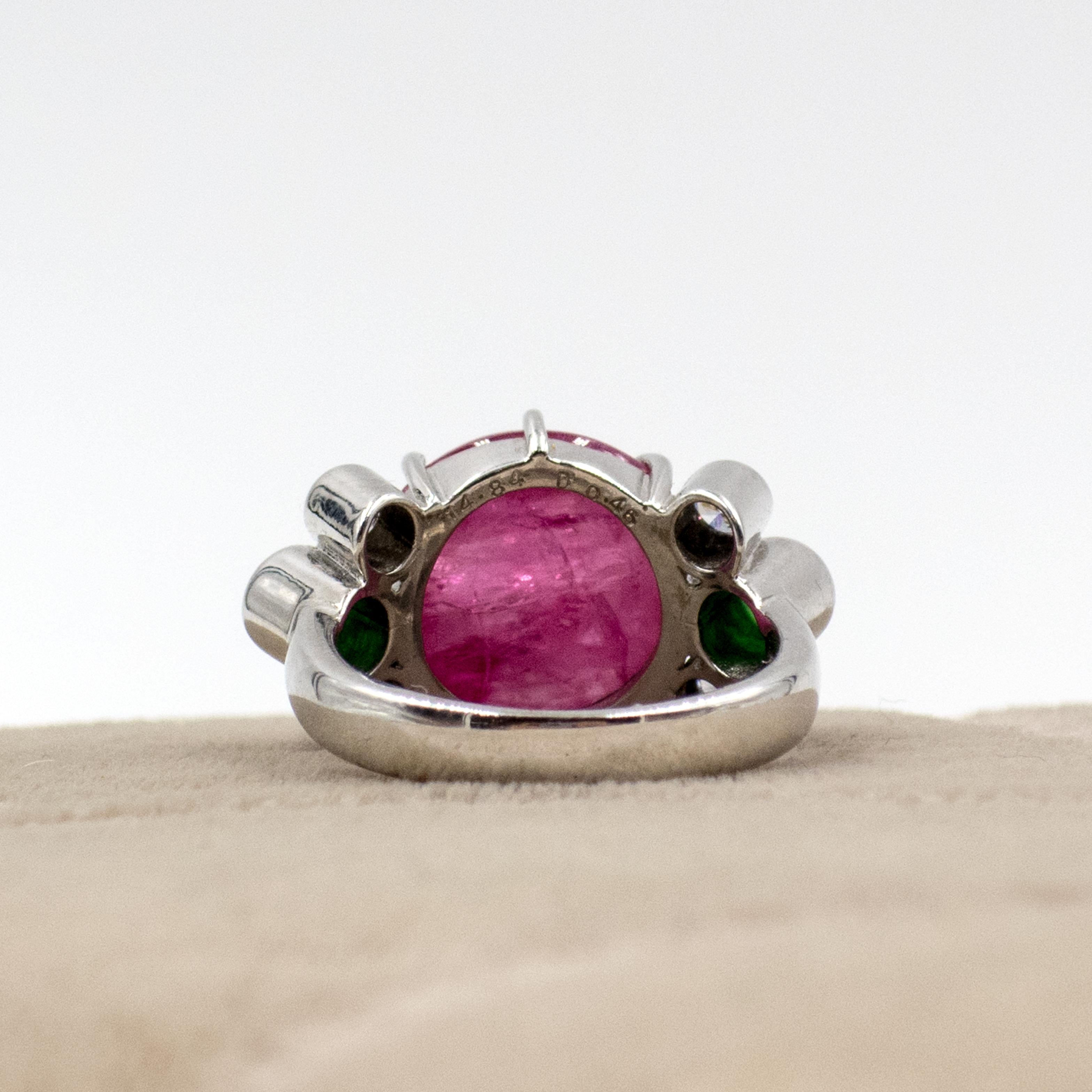 Anillo vintage de 18 quilates con zafiro rosa, diamante y turmalina verde, certificado por la GIA en Excelente Estado en New York, NY
