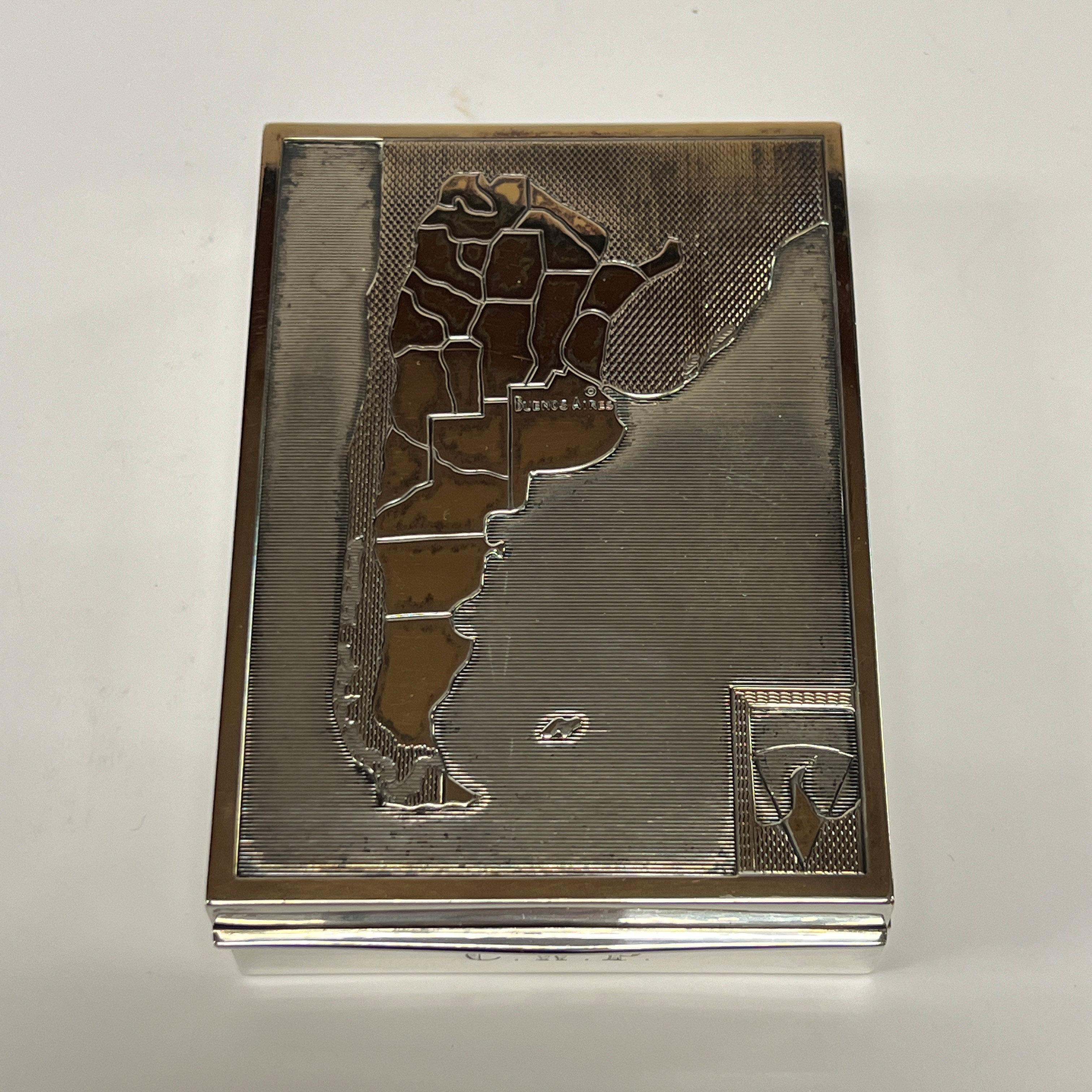 Il nostro portasigarette d'epoca in argento sterling con riflessi in oro 18 carati con una mappa dell'Argentina risale al secondo o terzo quarto del XX secolo.  4 3/4 per 3/8 per 1 1/4 di pollice.  Con marchi dell'Industria Argentina e marchi di