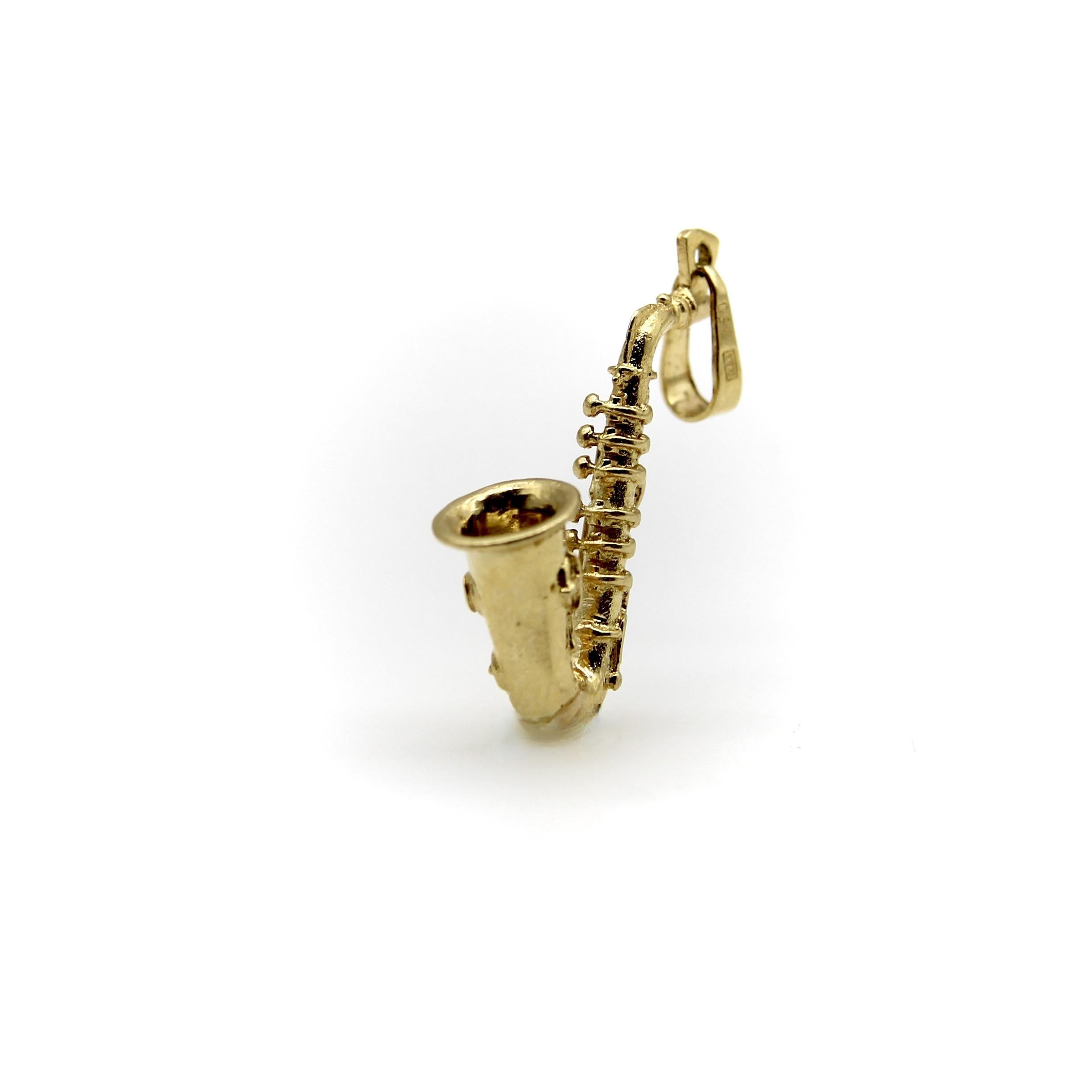Questo adorabile charm a forma di sassofono è perfetto per gli amanti della musica. Ci ricorda i giorni del Rinascimento di Harlem o gli afosi jazz club di New Orleans. Il fascino è ben dettagliato, con tutti i singoli tasti e le parti di un vero