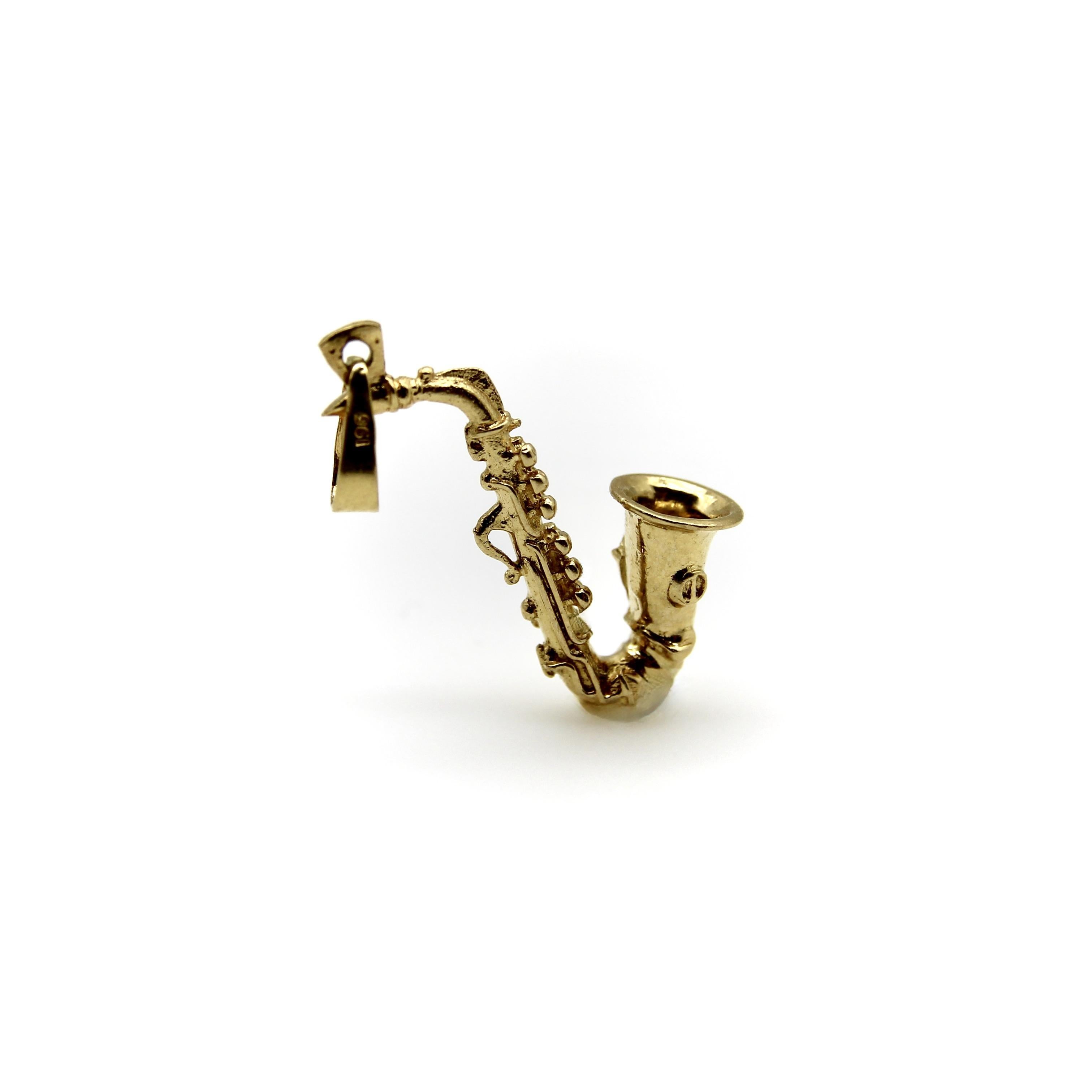 Moderno Charm a forma di sassofono d'epoca in 18K Gołd in vendita