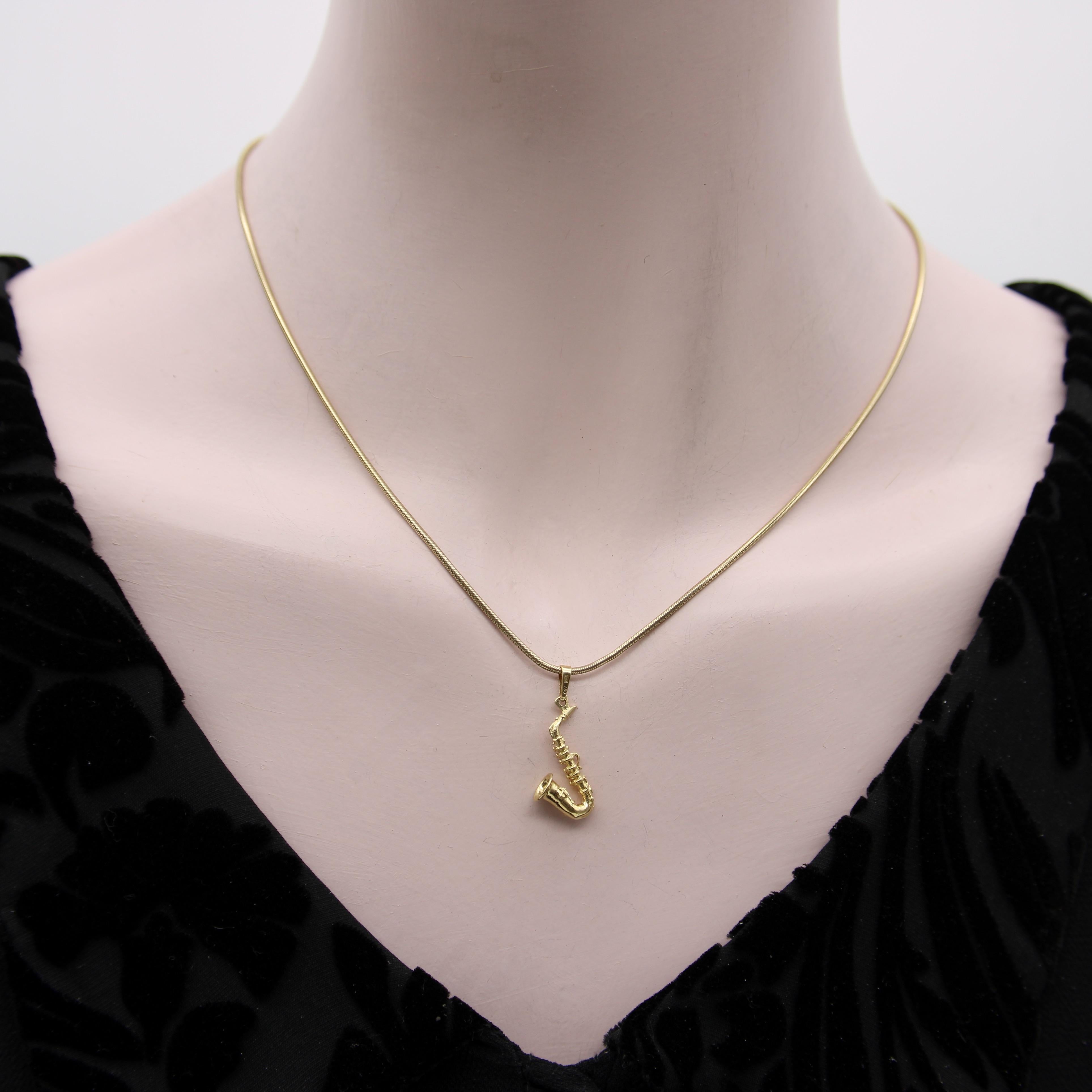 Charm a forma di sassofono d'epoca in 18K Gołd in vendita 4
