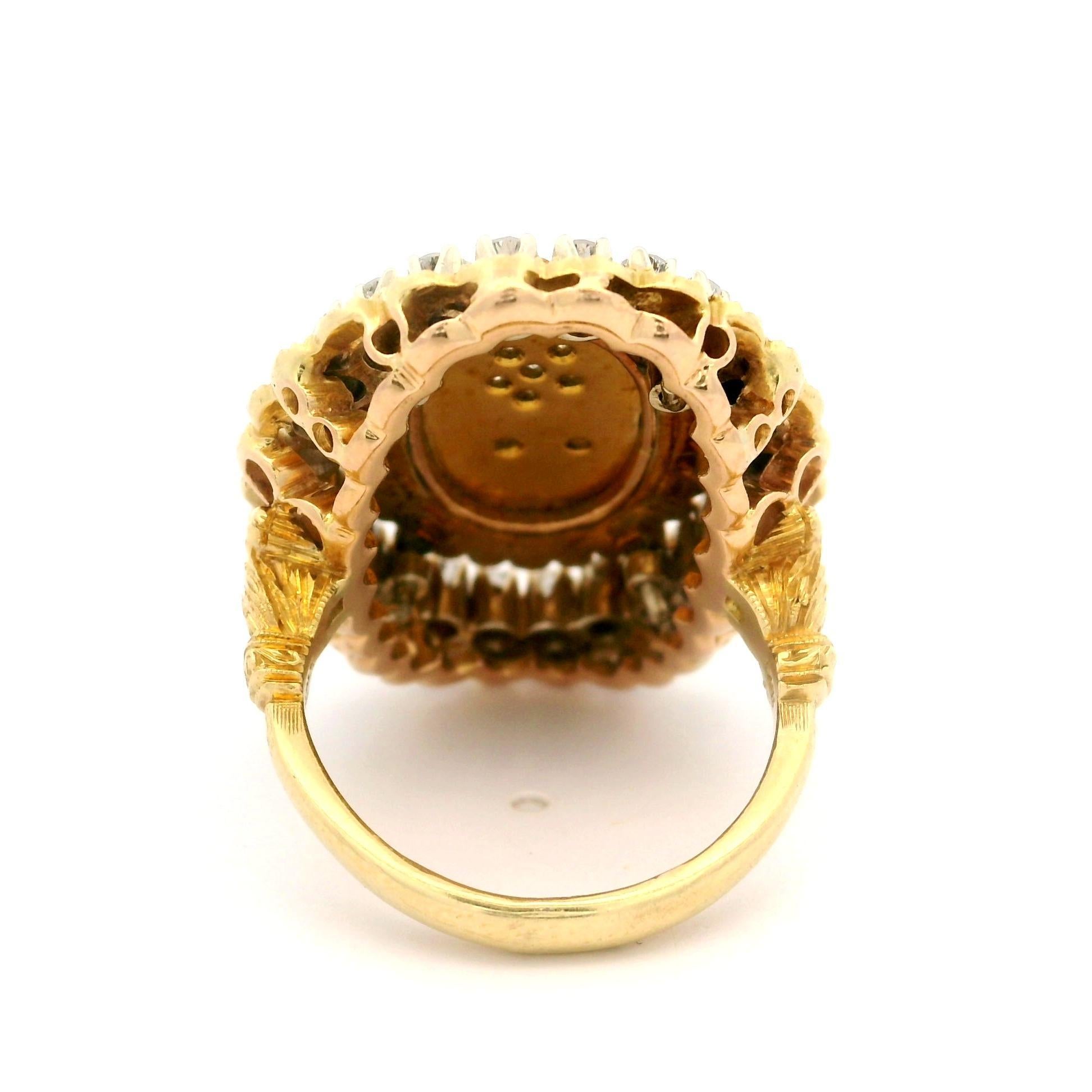--Pierre(s) :...
(34) Diamants naturels authentiques - taille simple et ancienne transitionnelle - couleur G/H - pureté VS2-SI2
Poids total en carats du diamant : 0,75 (environ)

MATERIAL : Or jaune 18k massif avec émail bleu royal
Poids : 15,57