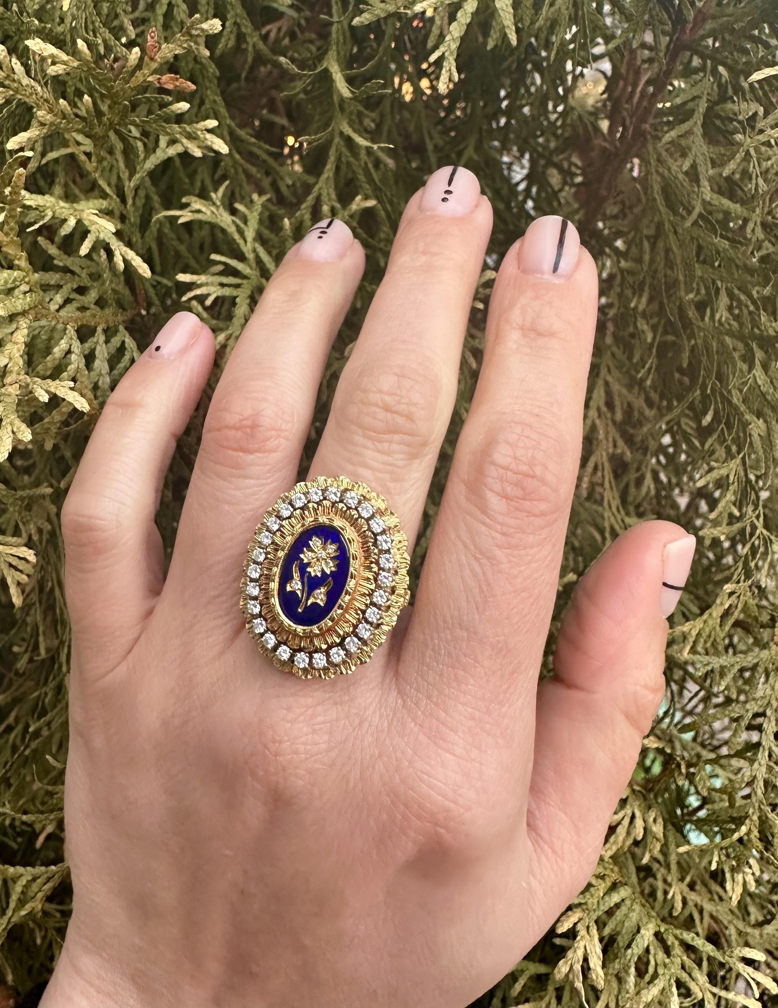 Taille simple Bague plateau à fleurs texturée en or 18 carats avec émail bleu royal et diamants 0,75 carat en vente