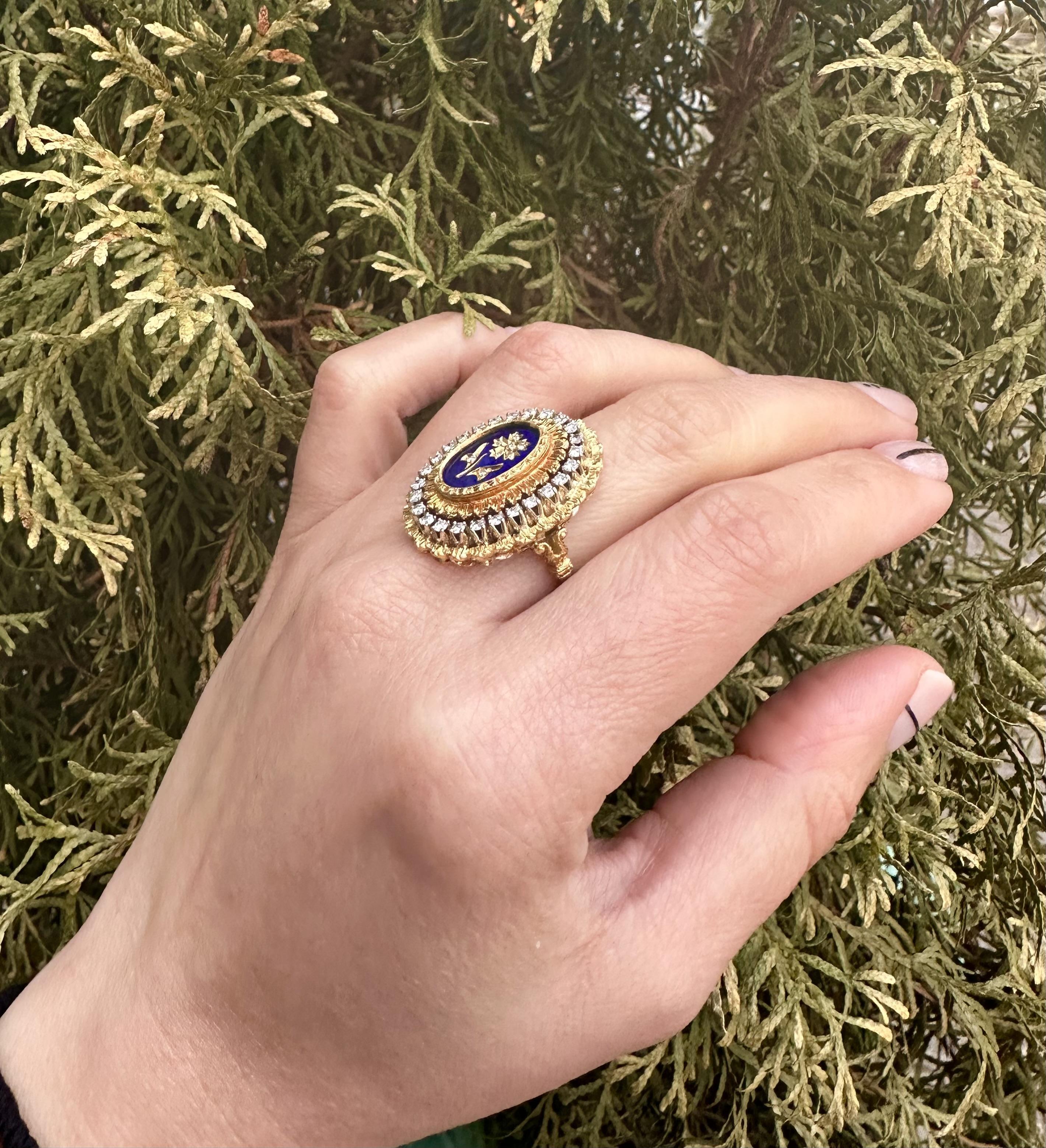 Bague plateau à fleurs texturée en or 18 carats avec émail bleu royal et diamants 0,75 carat Excellent état - En vente à Montclair, NJ