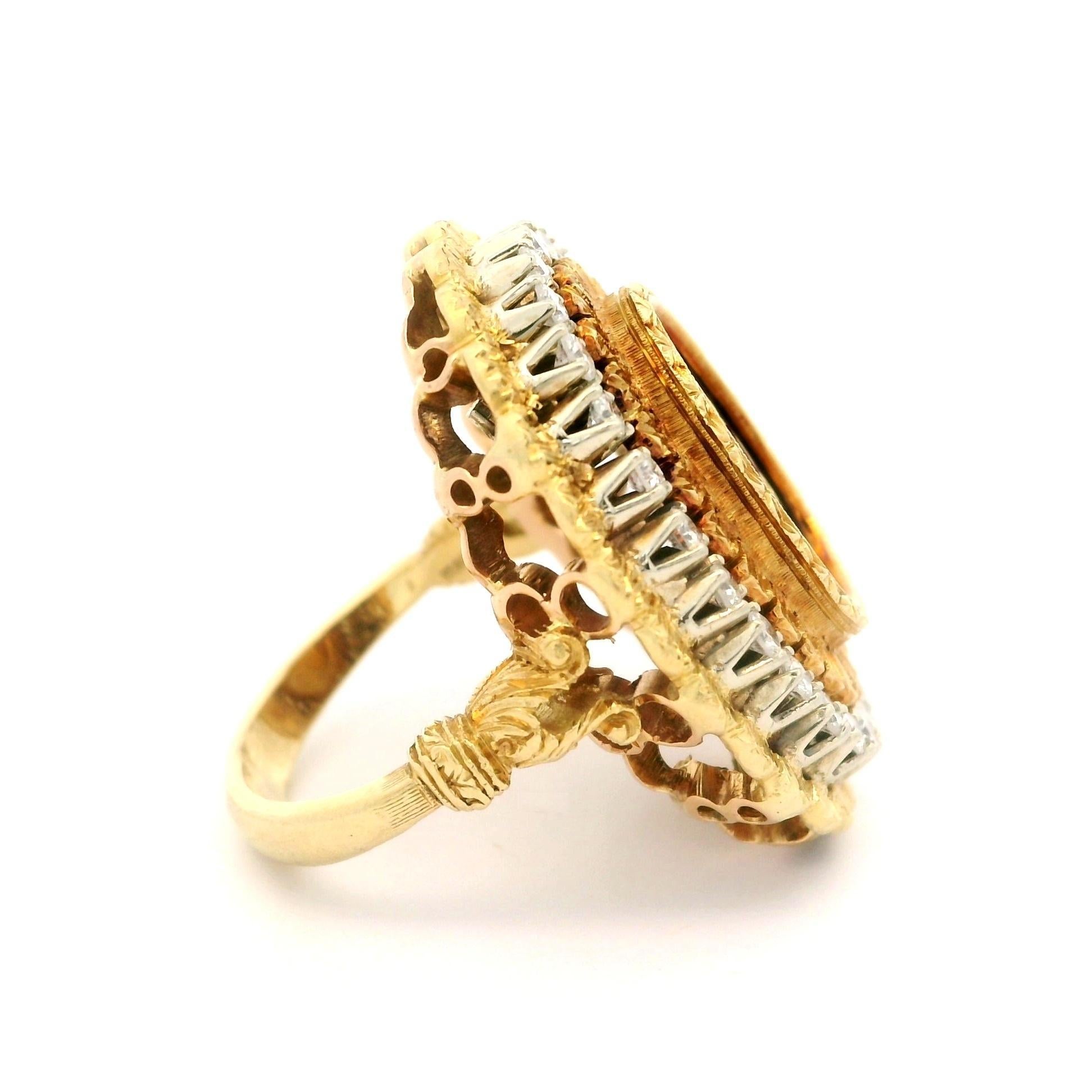 Bague plateau à fleurs texturée en or 18 carats avec émail bleu royal et diamants 0,75 carat en vente 1