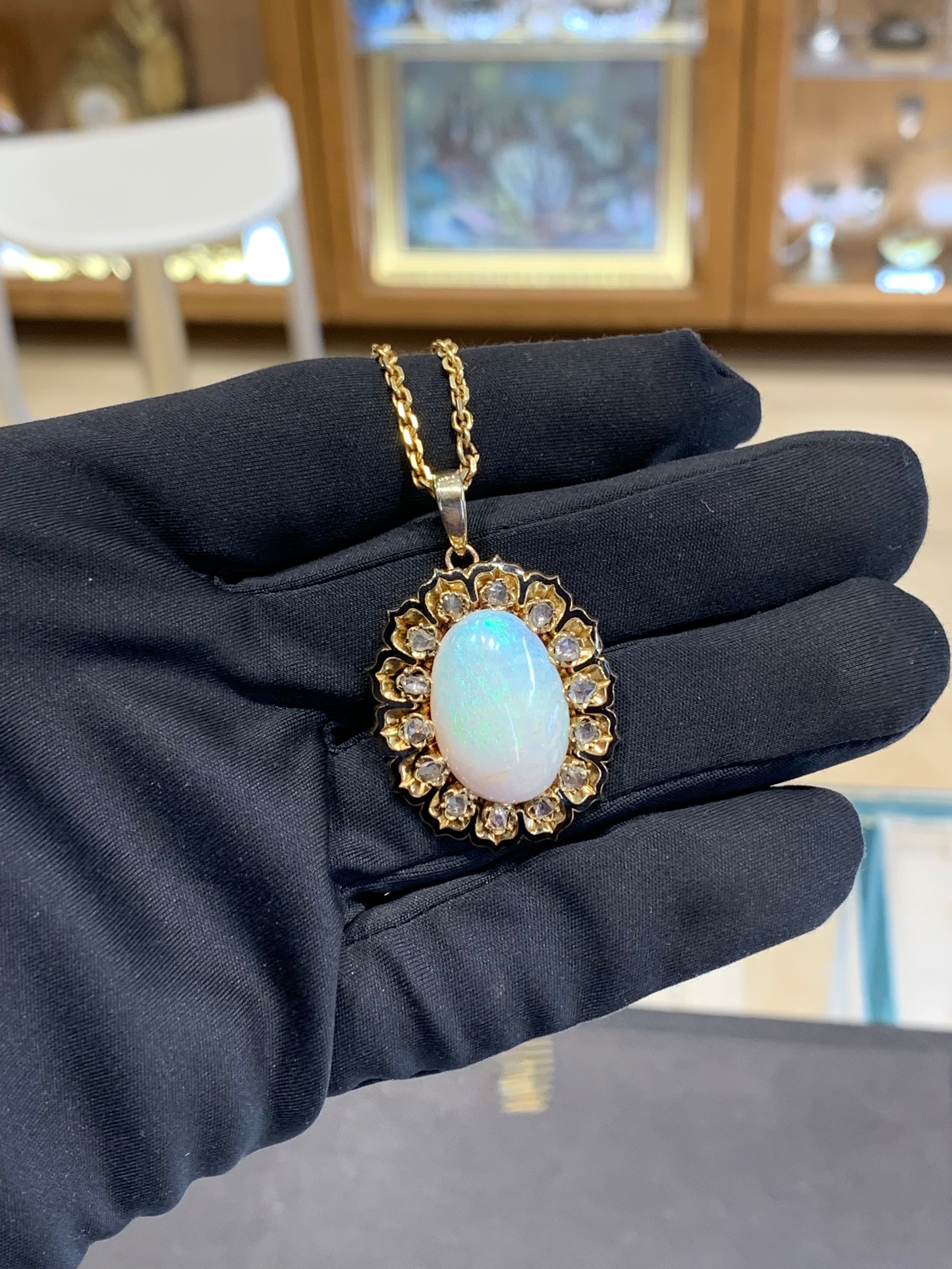 Vintage 18k Gold 10.0 Carat Opal & Diamond Pendant  In Excellent Condition For Sale In Ramat Gan, IL