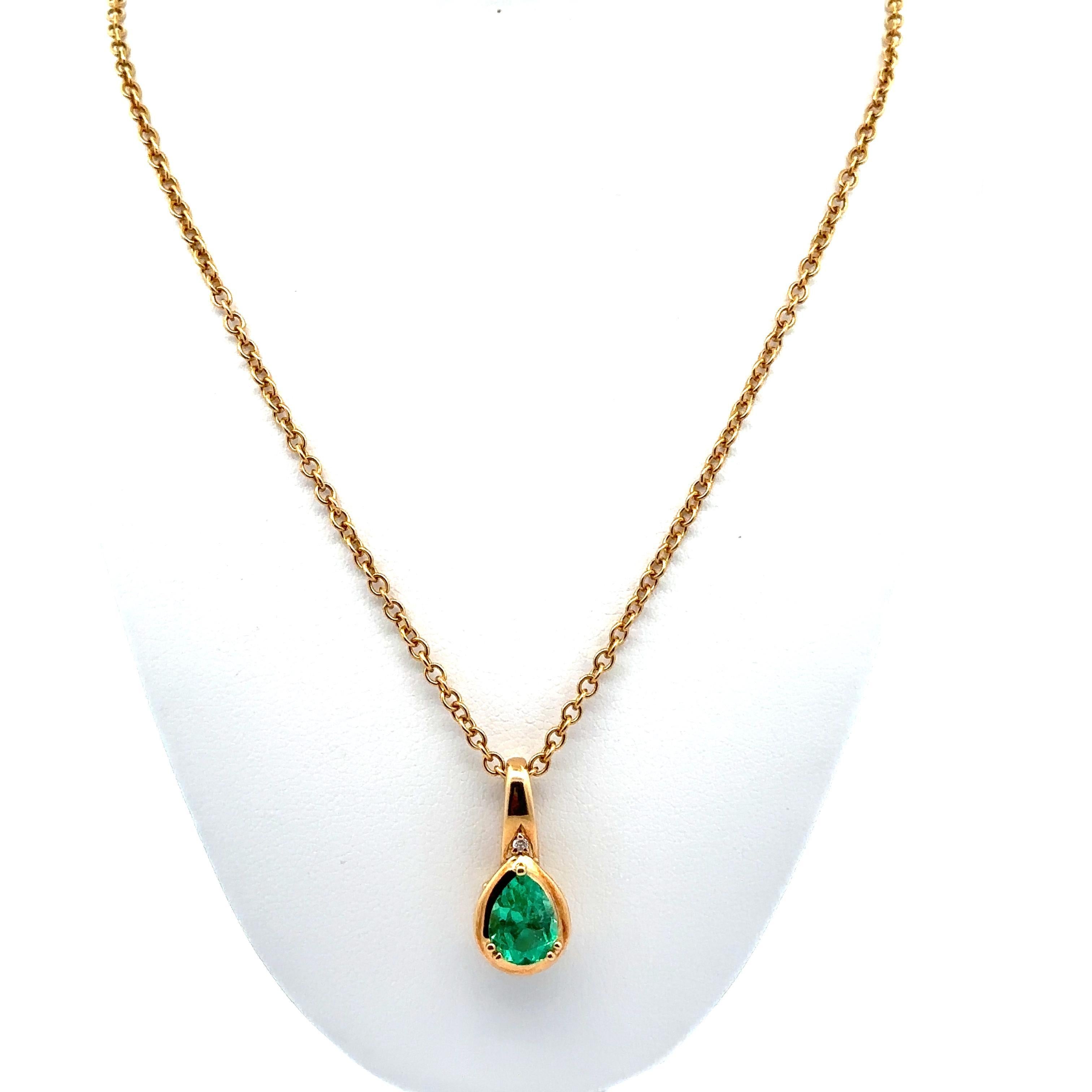 Taglio brillante Collana d'epoca in oro 18k con smeraldo a pera e diamanti, 1,05ct Fancy Enhancer in vendita