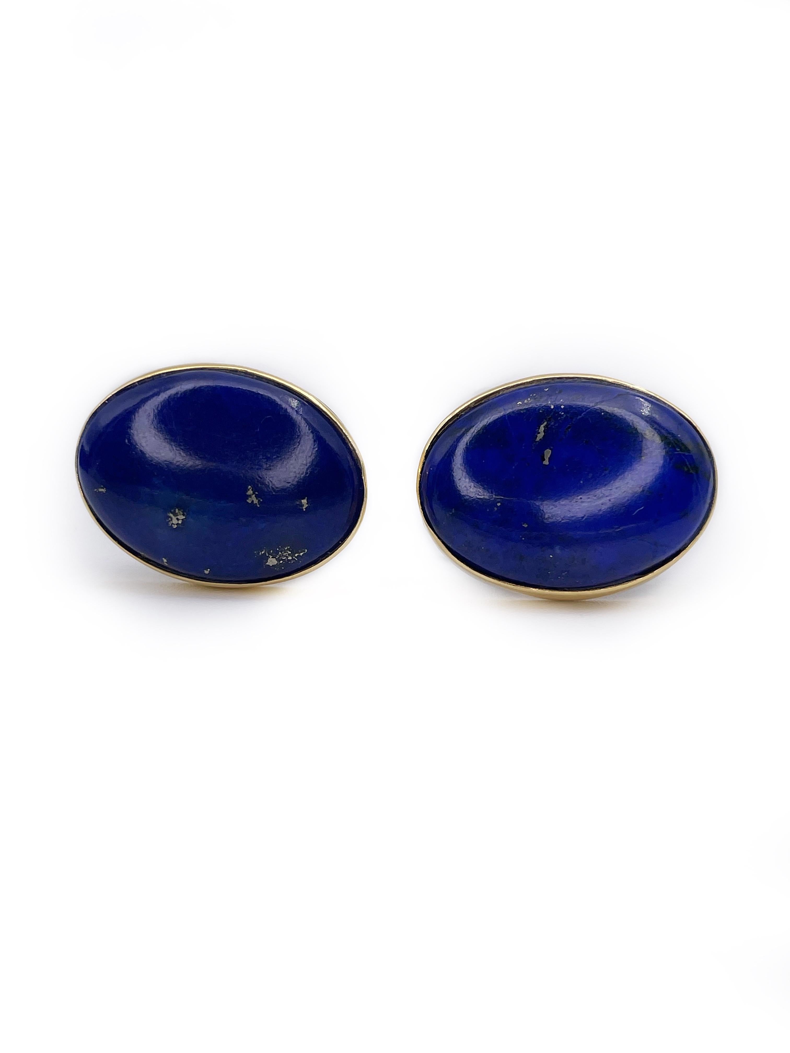 This is a vintage pair of stud earrings crafted in 18K yellow gold. The piece features two beautiful oval cabochon cut lapis lazuli, which in total weight 10.70ct.

Weight: 6.82g
Size: 1.9x1.4cm

———

If you have any questions, please feel free to