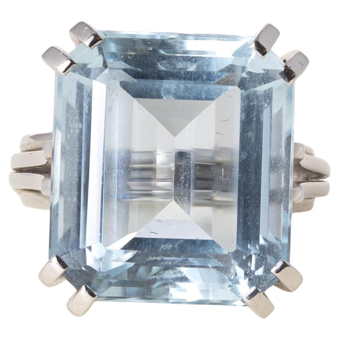 Vintage 18K Gold 12 Carat Emerald Cut Aquamarine Ring For Sale