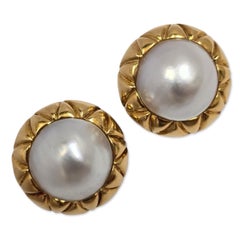 Orecchini a cupola di perle vintage in oro 18 carati da 17 mm, con castone a petali scolpiti