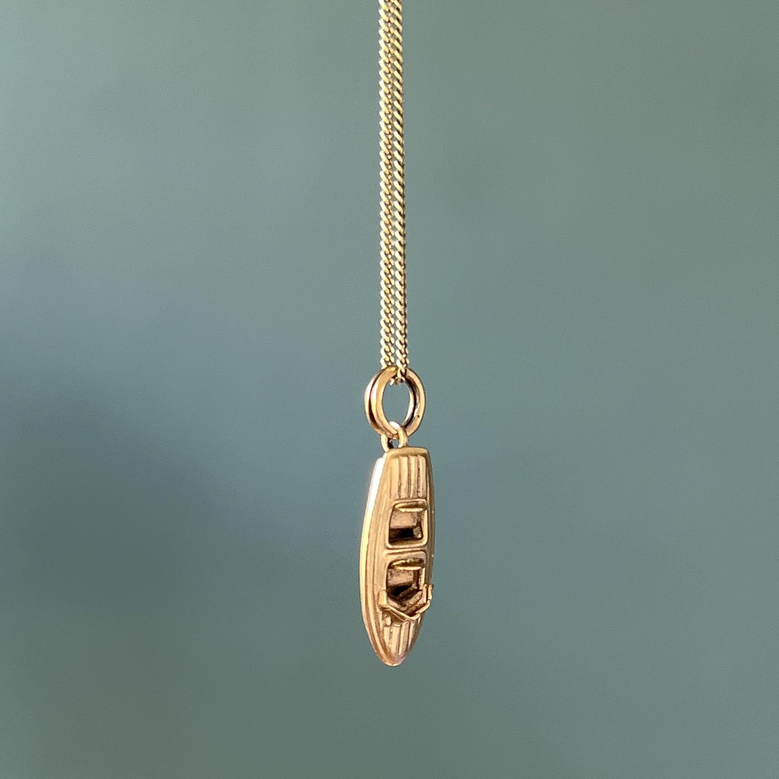 Vintage 18K Gold 1960's Italian Speedboat Charm Pendant In Good Condition For Sale In Rotterdam, NL