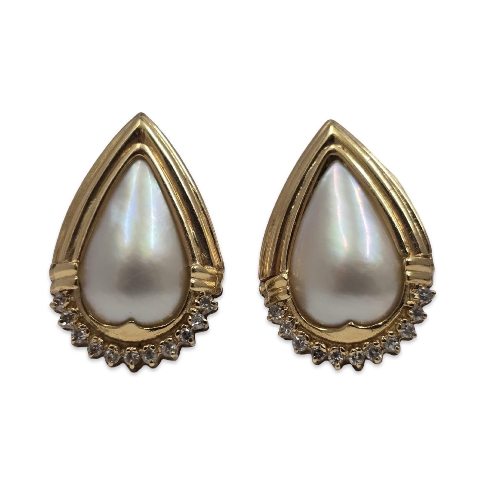 Ein auffälliges Paar Vintage-Ohrringe aus 18 Karat Gelbgold mit außergewöhnlichen 19,75 mm großen Barock-Zuchtperlen, die in skulpturale birnenförmige Fassungen eingefasst und mit Diamanten im Altschliff akzentuiert sind und so für zeitlose Brillanz