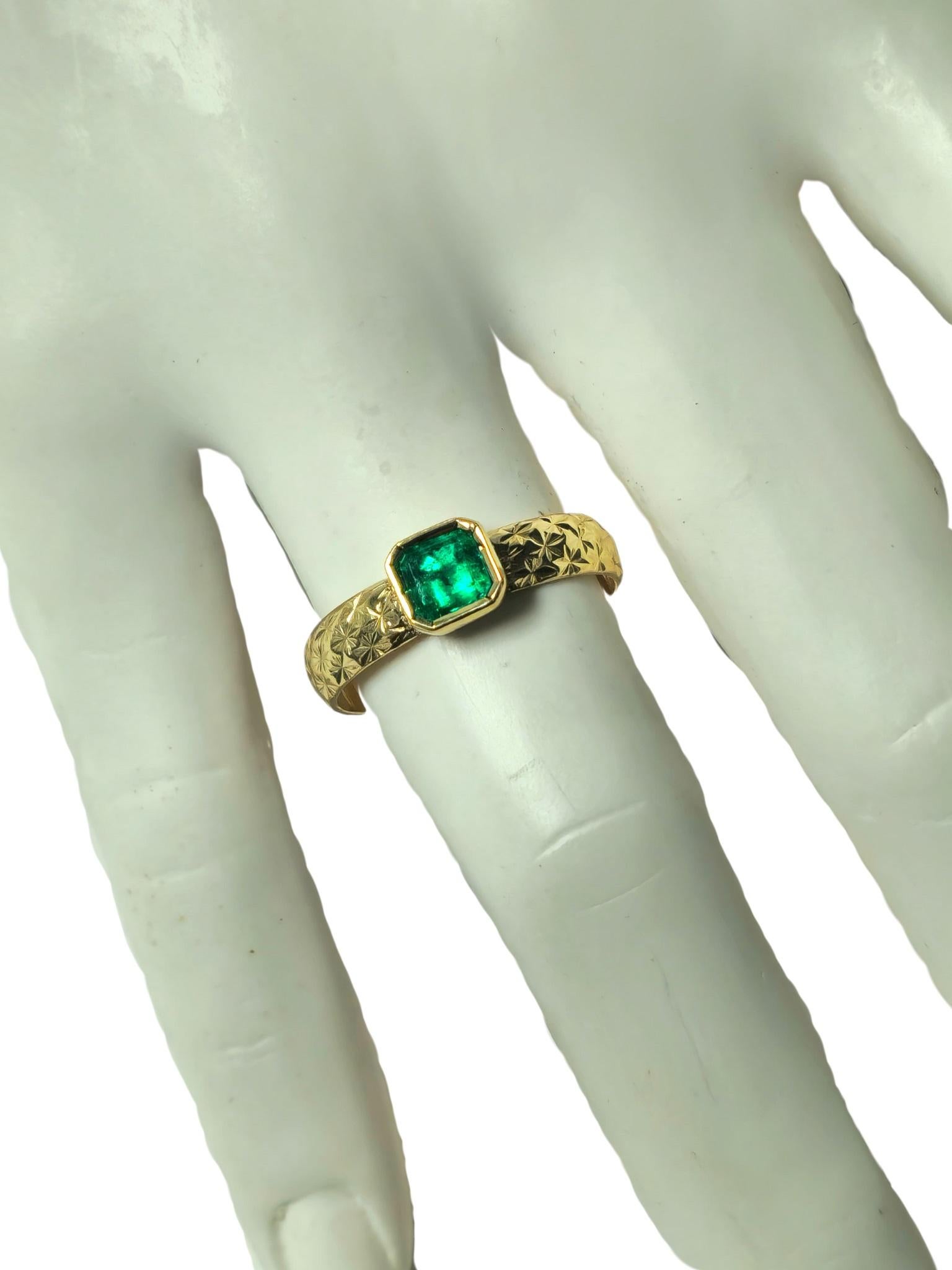 Vintage 18k Gold 1ct Natural Colombian Emerald Ring For Sale 1