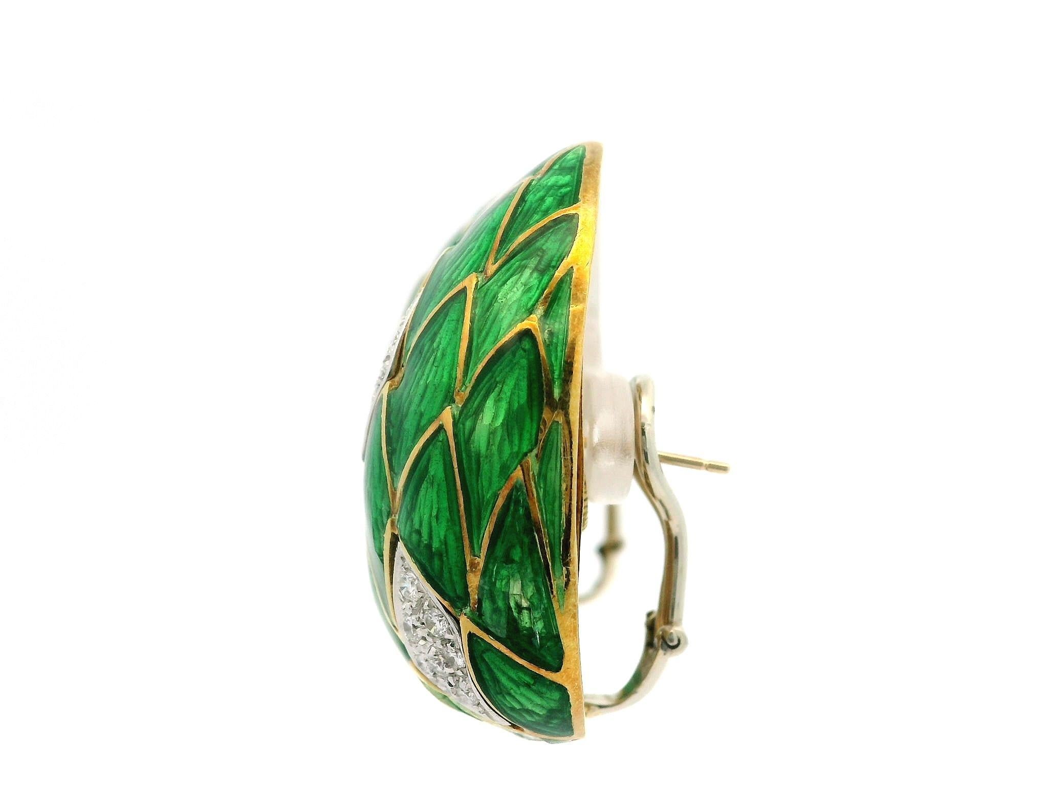--Pietre: --
(42) Diamanti naturali autentici - taglio Brilliante singolo e rotondo - incastonati - colore F/G - purezza VS1/VS2 - 1,0ctw (circa)

Materiale: Oro giallo massiccio 18 carati con smalto verde
Peso: 36.6 grammi
Supporto: Perni con