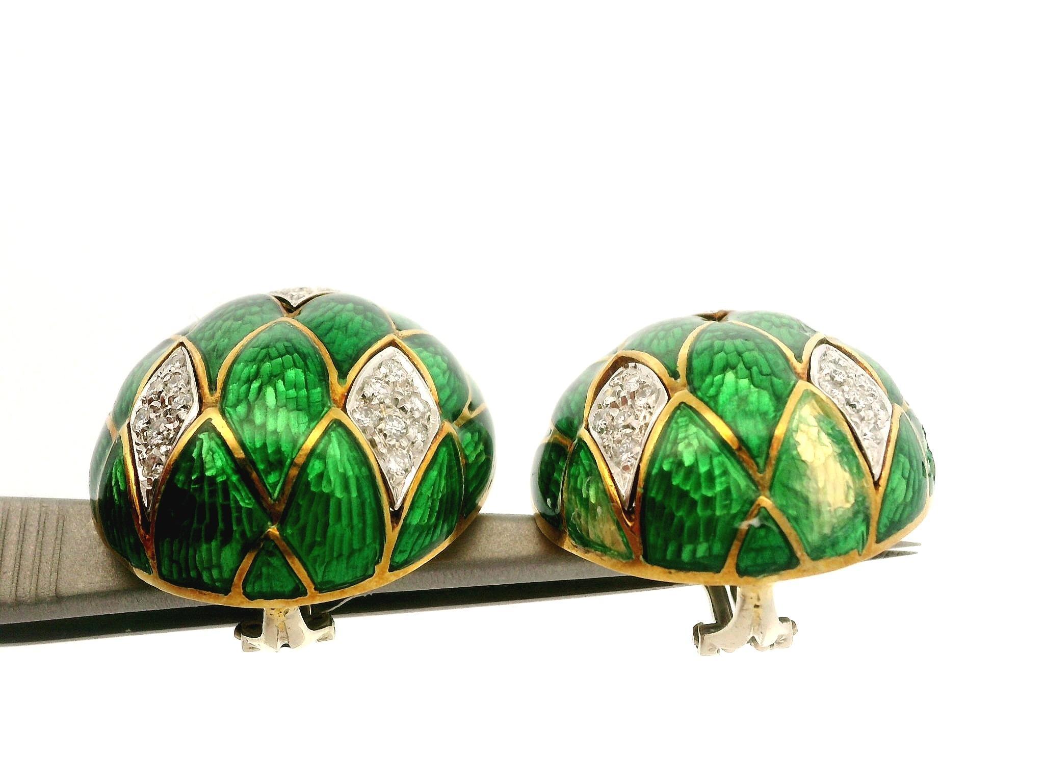 Orecchini d'epoca in oro 18k con diamante da 1ctw e smalto verde a forma di uovo grande e strutturato In condizioni buone in vendita a Montclair, NJ