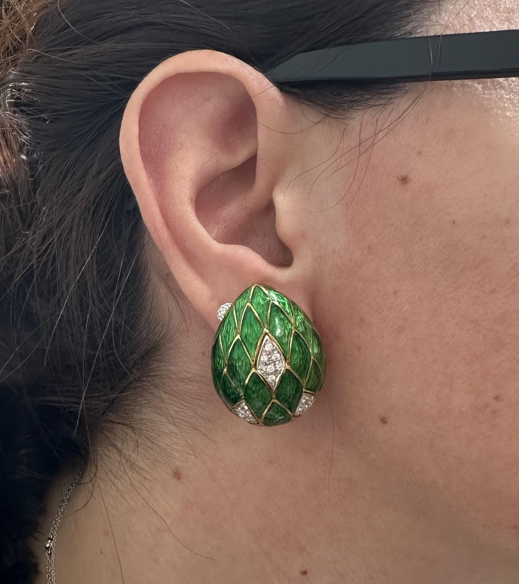 Donna Orecchini d'epoca in oro 18k con diamante da 1ctw e smalto verde a forma di uovo grande e strutturato in vendita