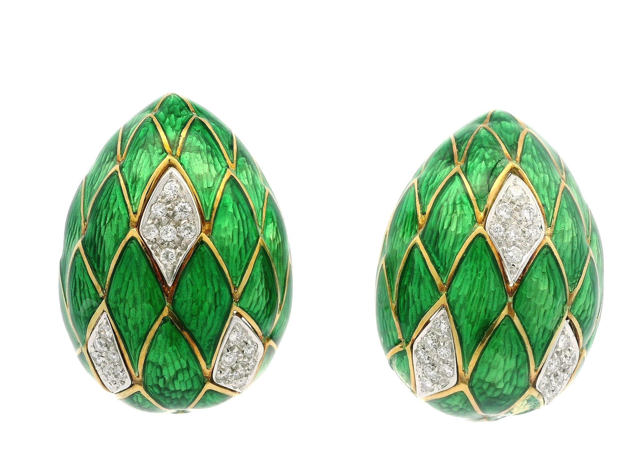 Orecchini d'epoca in oro 18k con diamante da 1ctw e smalto verde a forma di uovo grande e strutturato in vendita 1