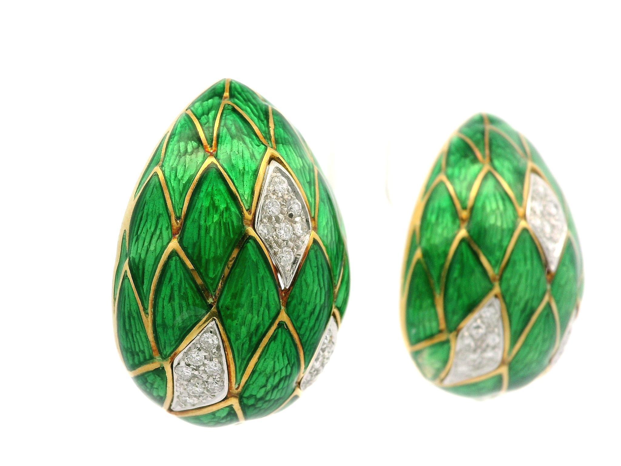 Orecchini d'epoca in oro 18k con diamante da 1ctw e smalto verde a forma di uovo grande e strutturato in vendita 2