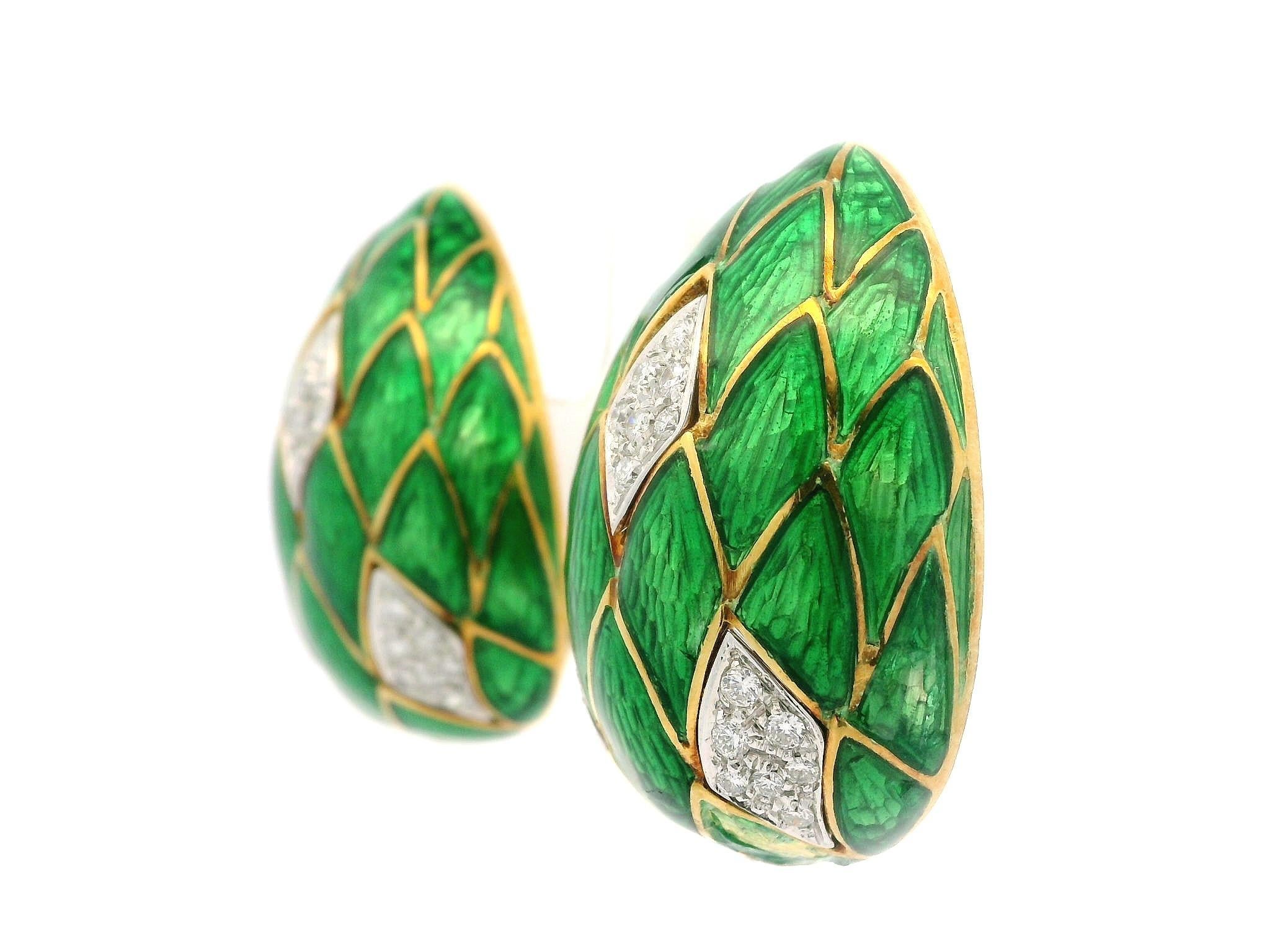 Orecchini d'epoca in oro 18k con diamante da 1ctw e smalto verde a forma di uovo grande e strutturato in vendita 4