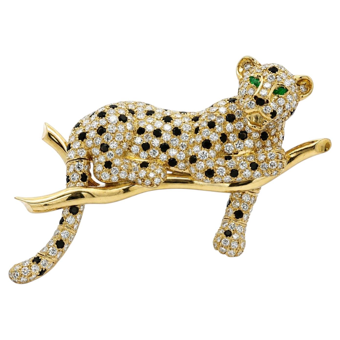 Broche vintage en or 18 carats représentant une panthère, sertie de diamants noirs et blancs pour un total de 20,16 carats