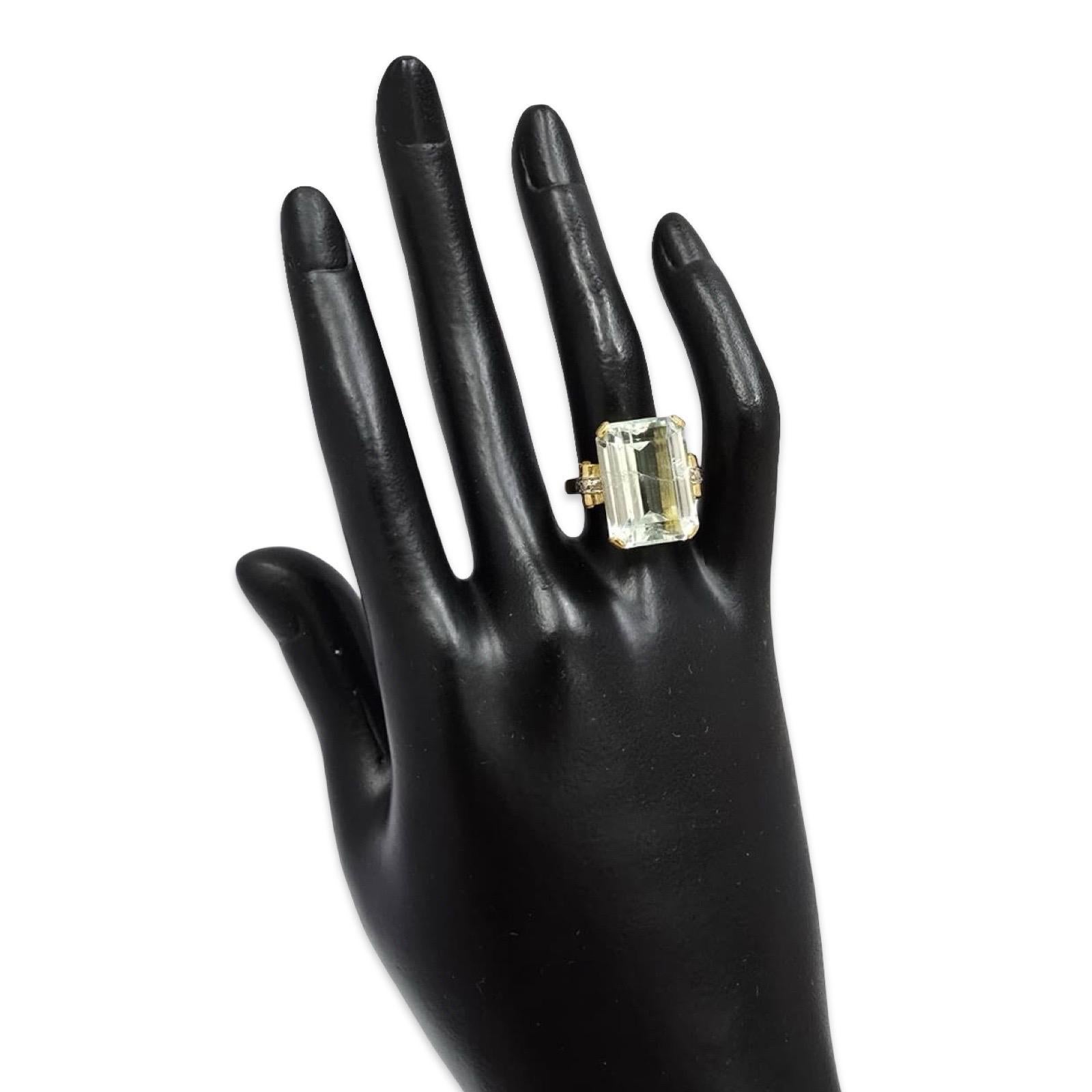 Cette bague de style vintage est ornée d'une impressionnante aigue-marine pâle d'environ 20 carats, taillée avec précision dans une silhouette d'émeraude allongée. La gemme présente un ton raffiné de mousse de mer glacée - l'élégante nuance pastel