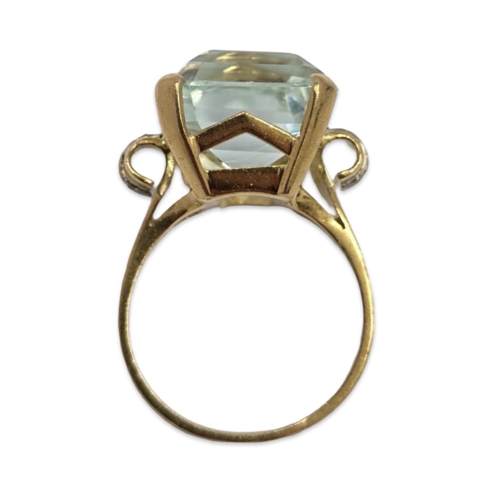 Taille émeraude Vintage 18K Gold 20ct Aquamarine Pale Emerald-Cut Cocktail Ring en vente