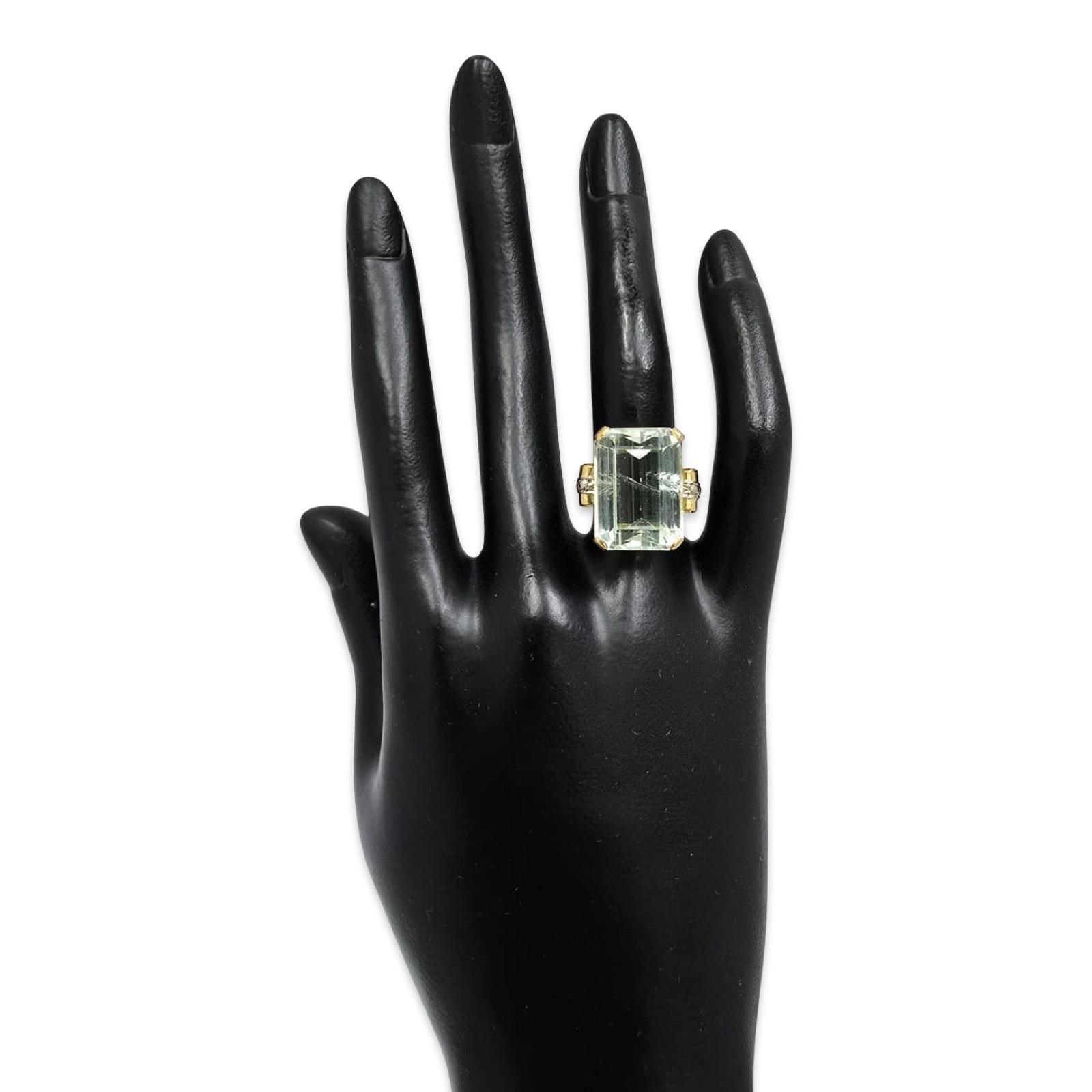 Vintage 18K Gold 20ct Aquamarine Pale Emerald-Cut Cocktail Ring Bon état - En vente à Miami, FL