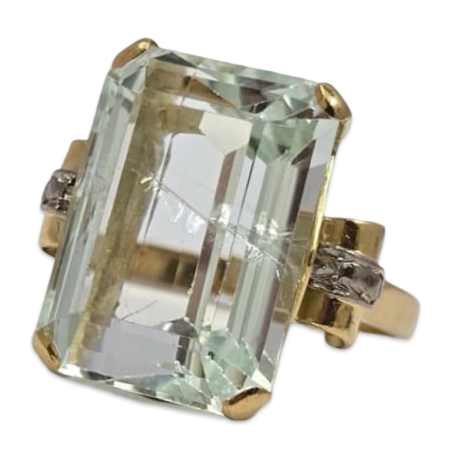 Vintage 18K Gold 20ct Aquamarine Pale Emerald-Cut Cocktail Ring Pour femmes en vente