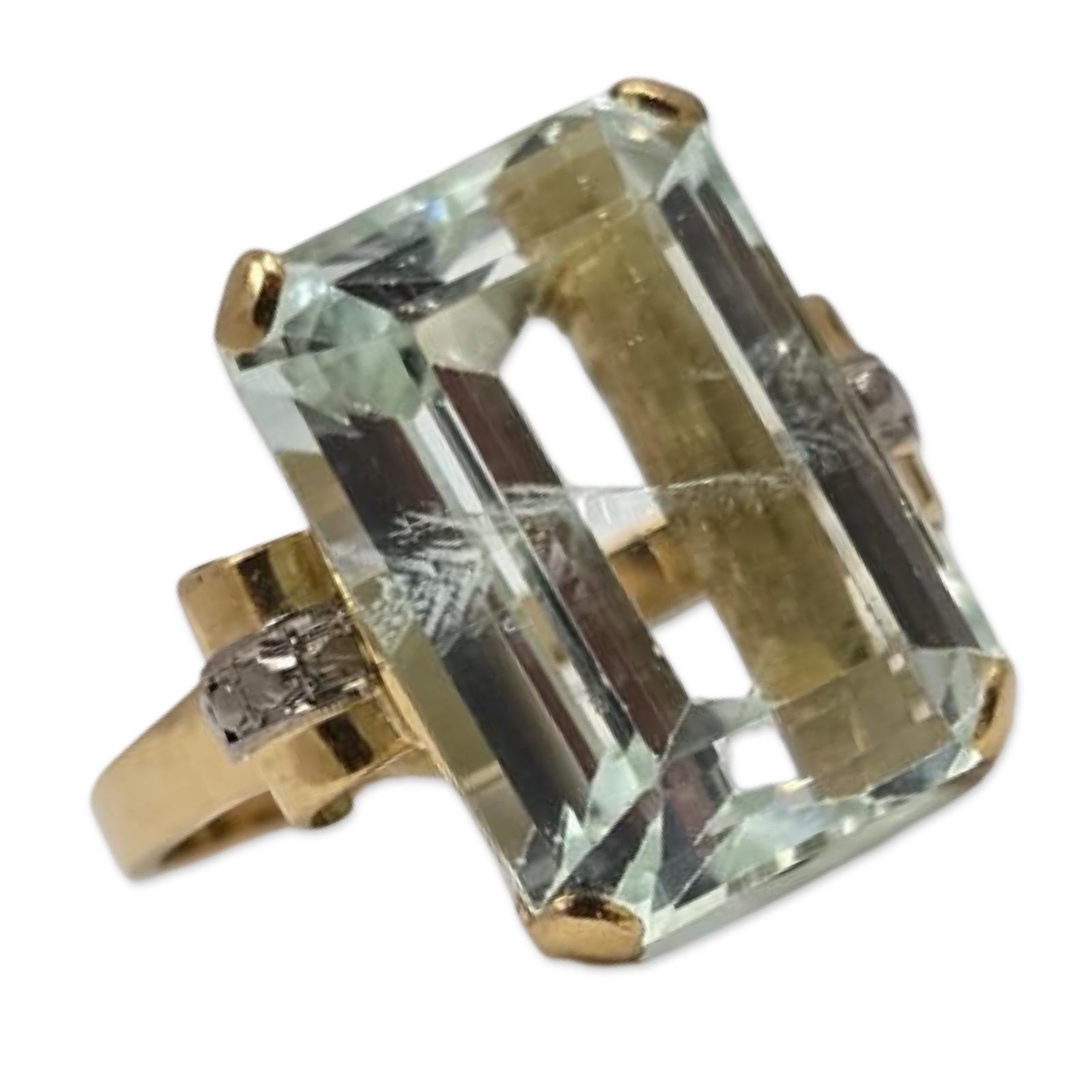 Vintage 18K Gold 20ct Aquamarine Pale Emerald-Cut Cocktail Ring en vente 1