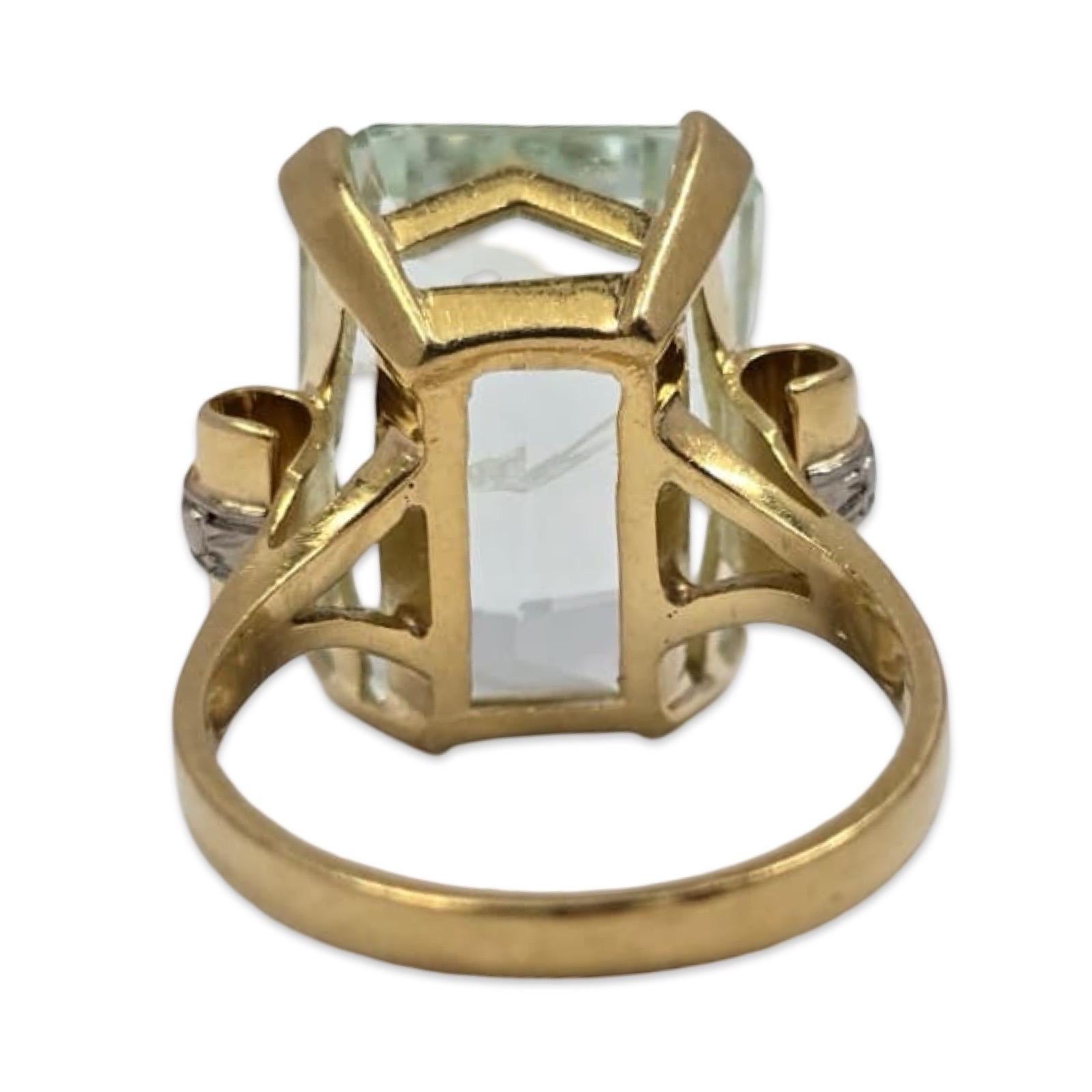 Vintage 18K Gold 20ct Aquamarine Pale Emerald-Cut Cocktail Ring en vente 2