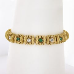 Bracciale vintage in oro 18k con diamanti e smeraldi da 2,8 carati, con lavorazione dettagliata e testurizzata