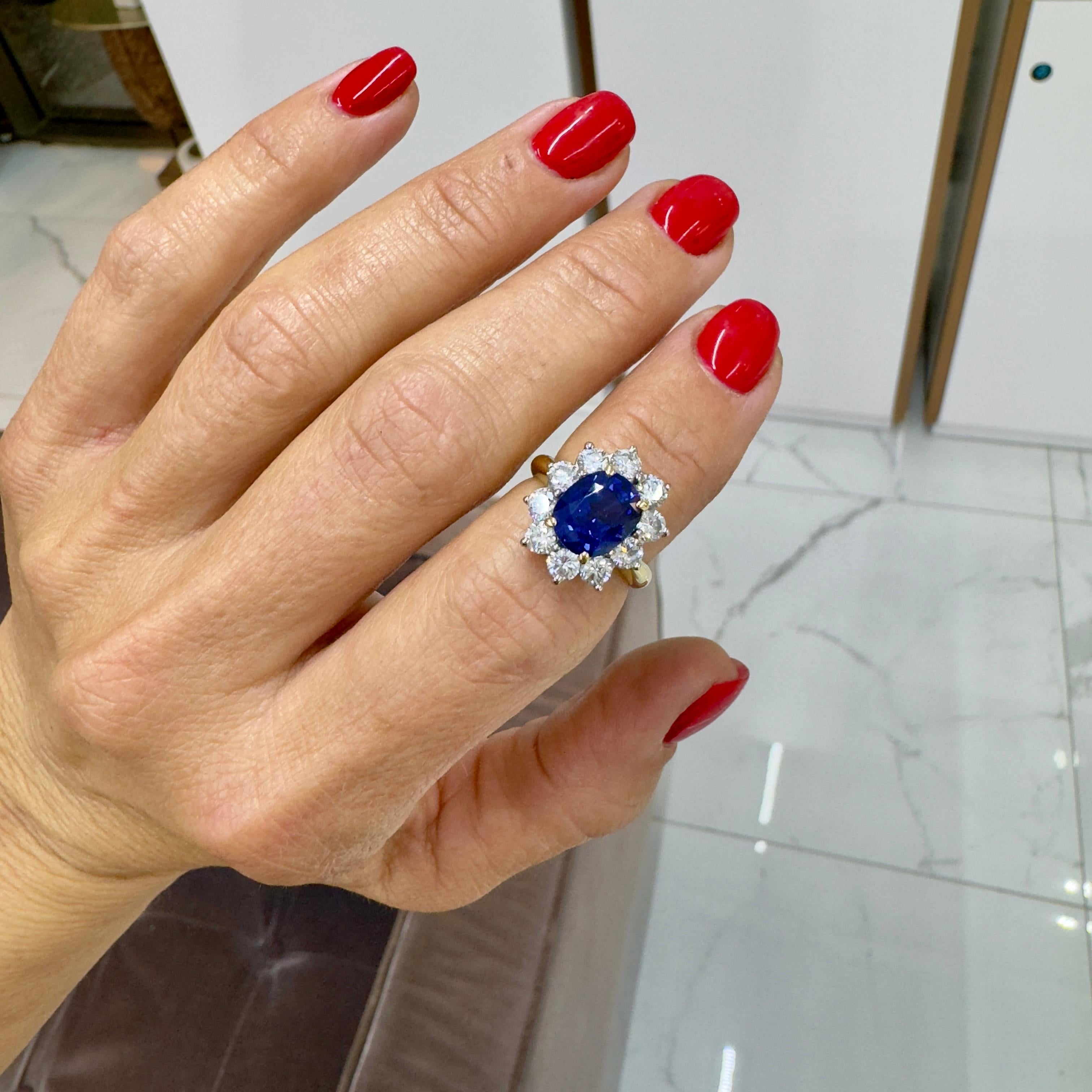 Anello cocktail d'epoca in oro 18 carati con zaffiro blu reale di Ceylon da 2,98 carati e diamante a raggiera in vendita 2