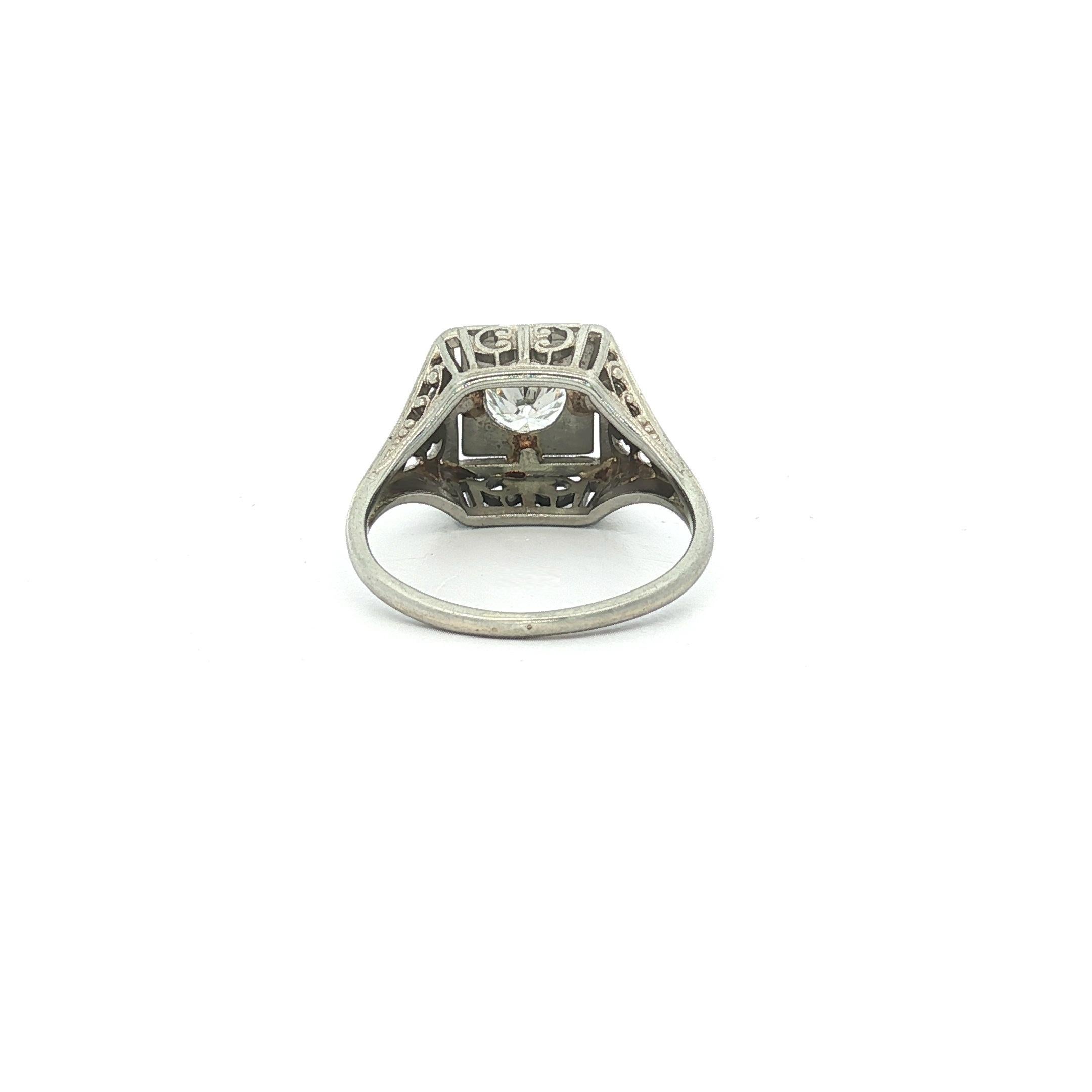 -- A. Stone:--
(1) Diamante naturale autentico - taglio brillante rotondo - incastonato - colore G - purezza SI1 - 0,45 carati (circa)

Materiale: Oro bianco massiccio 18k
Peso: 2,60 grammi
Misura dell'anello: 3.5 (adattabile a un dito. Possiamo
