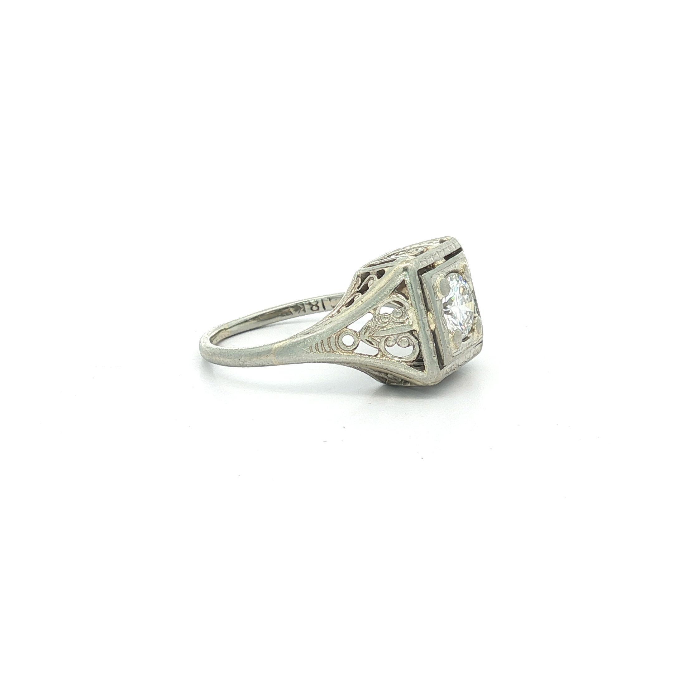 Taglio brillante Anello d'epoca in oro 18 carati con diamante rotondo quadrato e solitario con lavorazione a filigrana in vendita