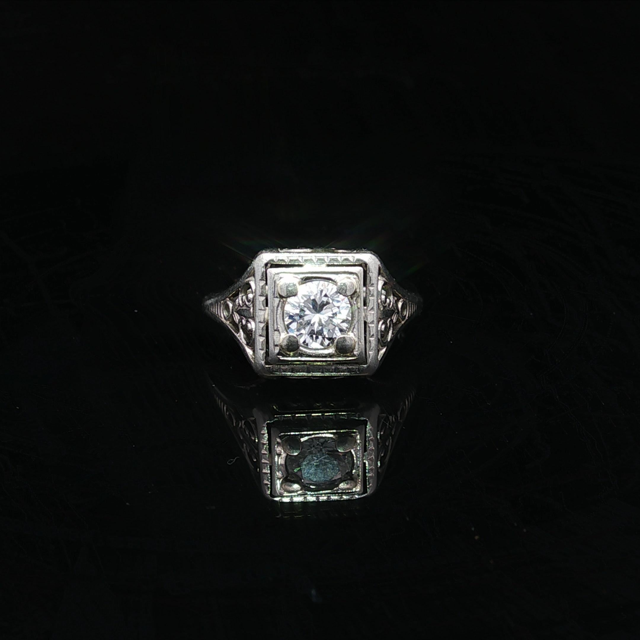Anello d'epoca in oro 18 carati con diamante rotondo quadrato e solitario con lavorazione a filigrana In condizioni buone in vendita a Montclair, NJ