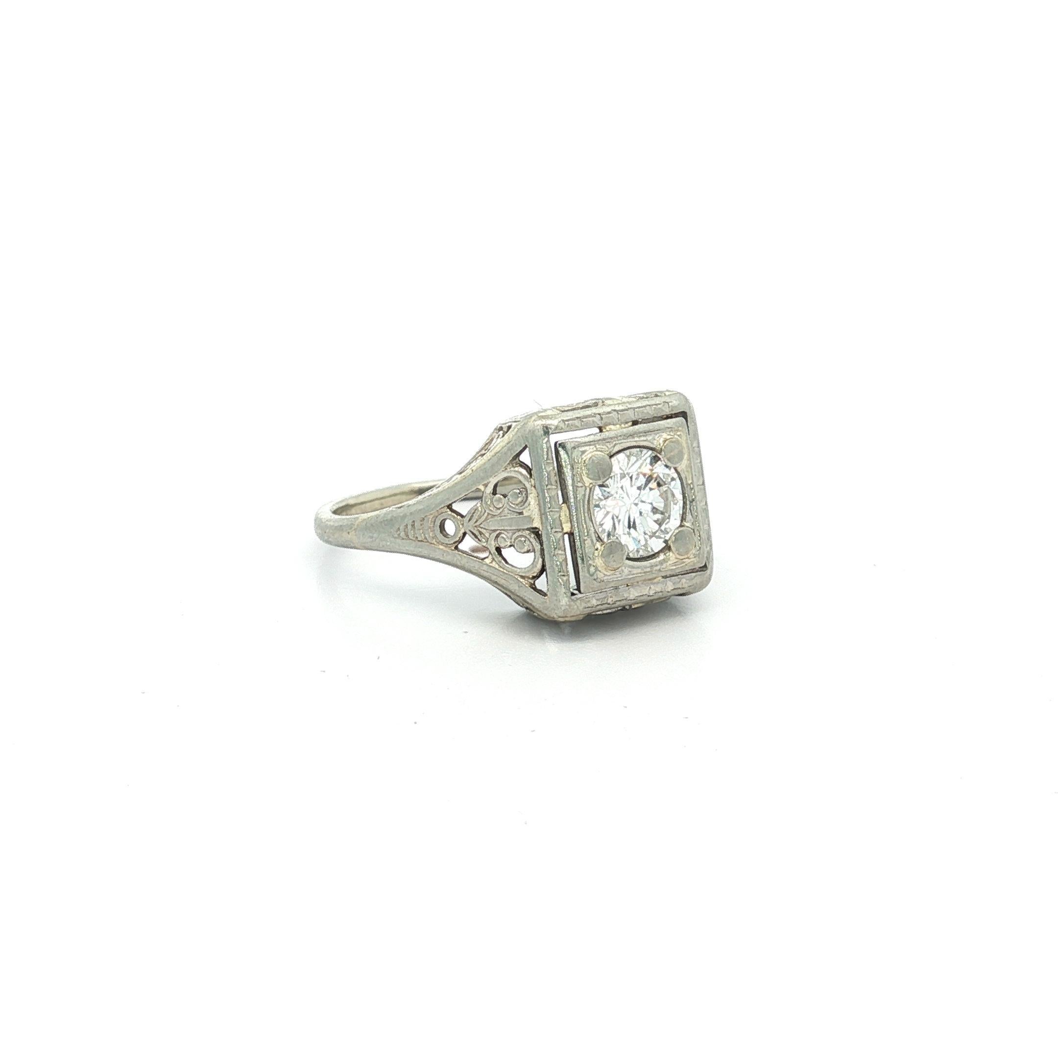 Anello d'epoca in oro 18 carati con diamante rotondo quadrato e solitario con lavorazione a filigrana in vendita 3