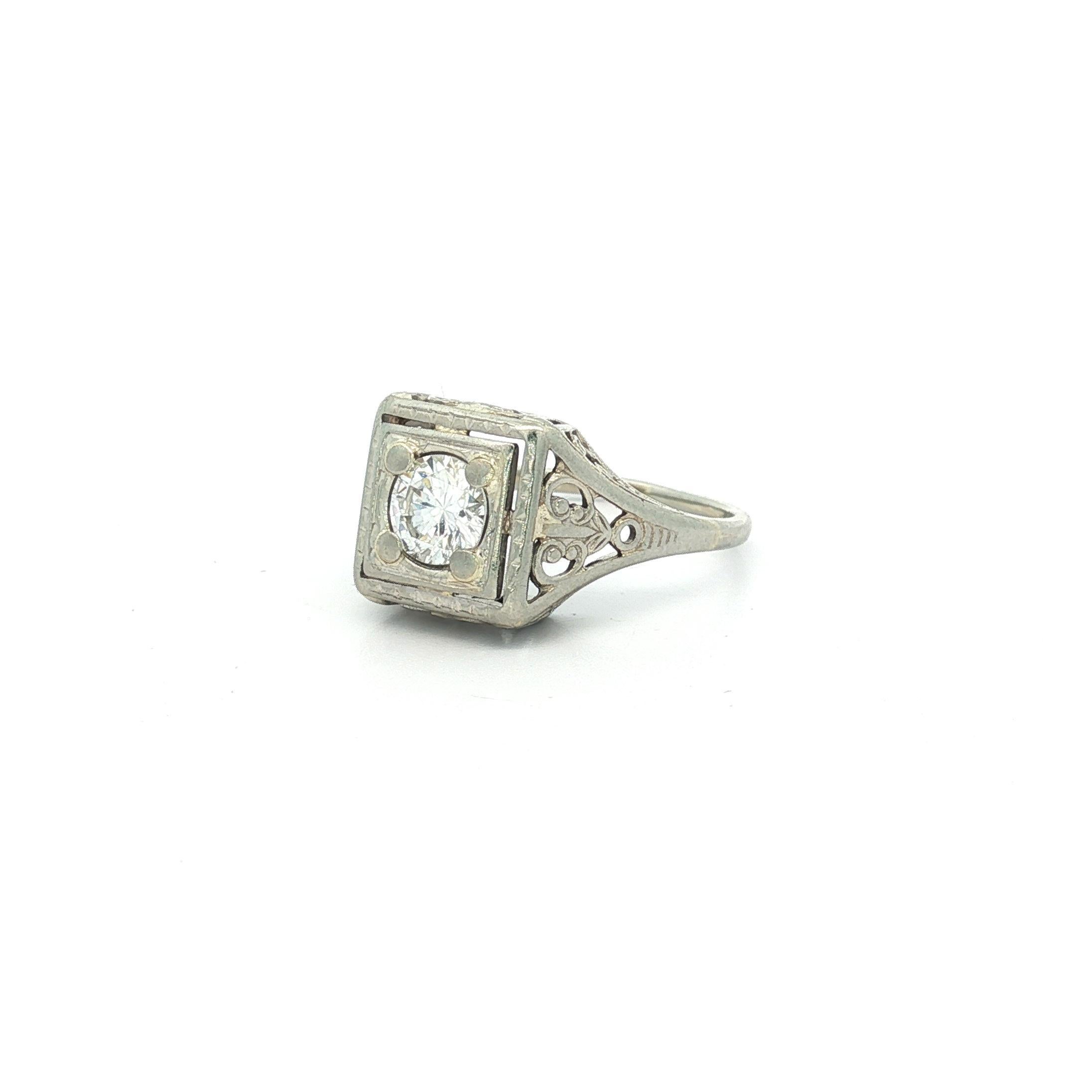Anello d'epoca in oro 18 carati con diamante rotondo quadrato e solitario con lavorazione a filigrana in vendita 4