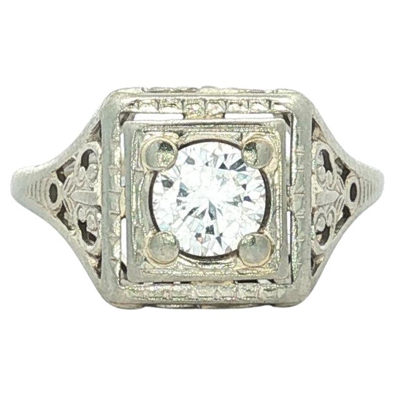 Anello d'epoca in oro 18 carati con diamante rotondo quadrato e solitario con lavorazione a filigrana in vendita