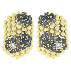 Boucles d'oreilles manchettes larges vintage à 7 rangées de perles en or 18 carats avec fleur en saphirs et diamants de 4,67 carats