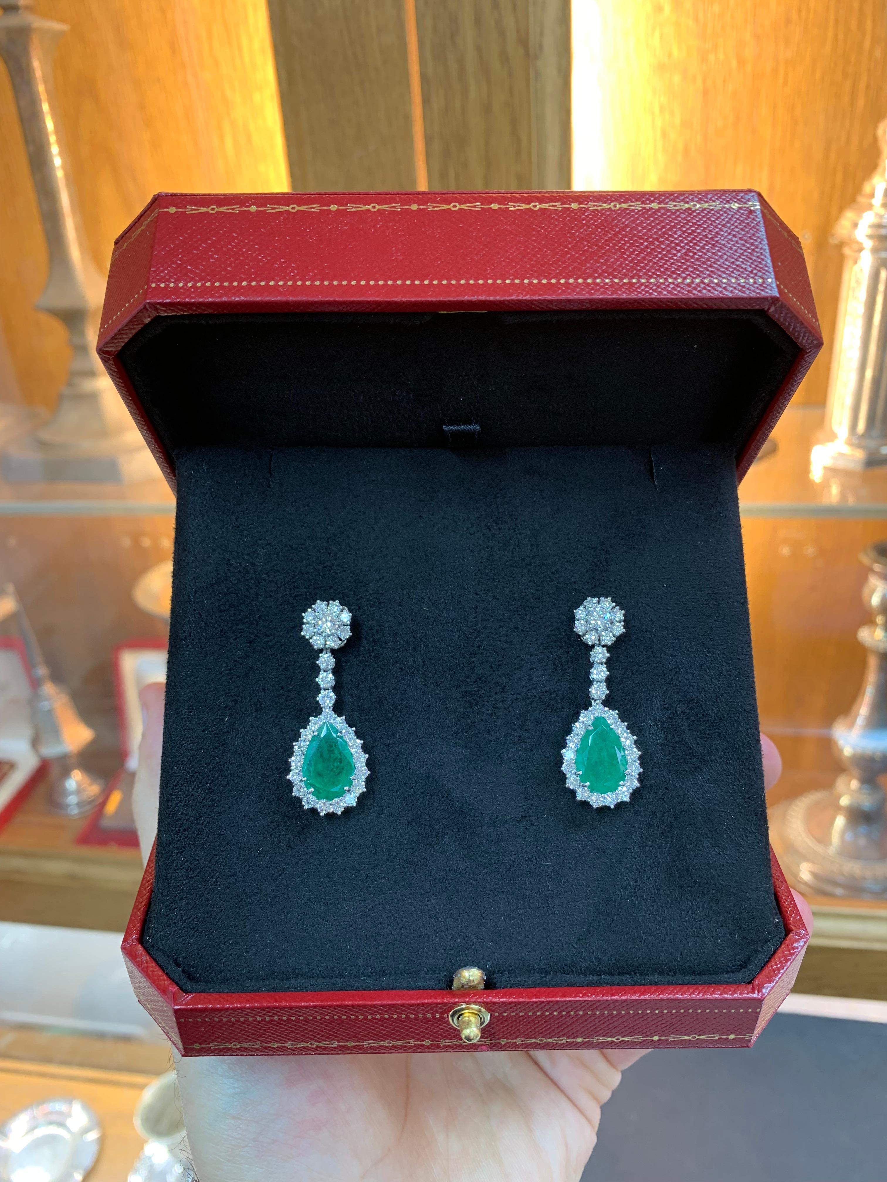 Beautifully Hand Crafted 18k White Gold Pear Shape Drop Earrings Set With Green Emeralds & Diamonds.
Amazing Shine, Incredible Craftsmanship, Unbelievable Work Of Art.
Great Statement Piece.
Nice & Large Clean Stones.
Approximately 6.0 Carats Green