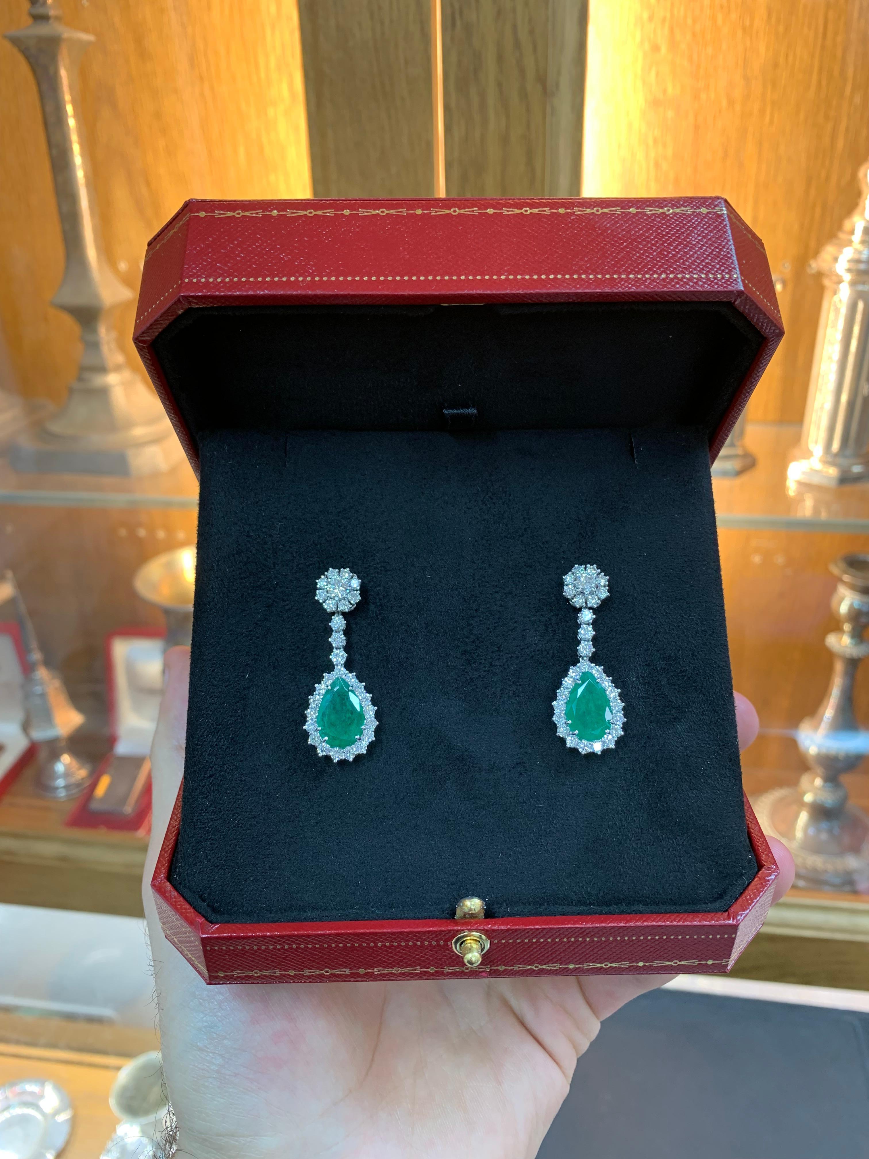 Vintage 18k Gold 5.0 Carats Green Emerald & 1.50 Carats Diamond Earrings In Excellent Condition For Sale In Ramat Gan, IL